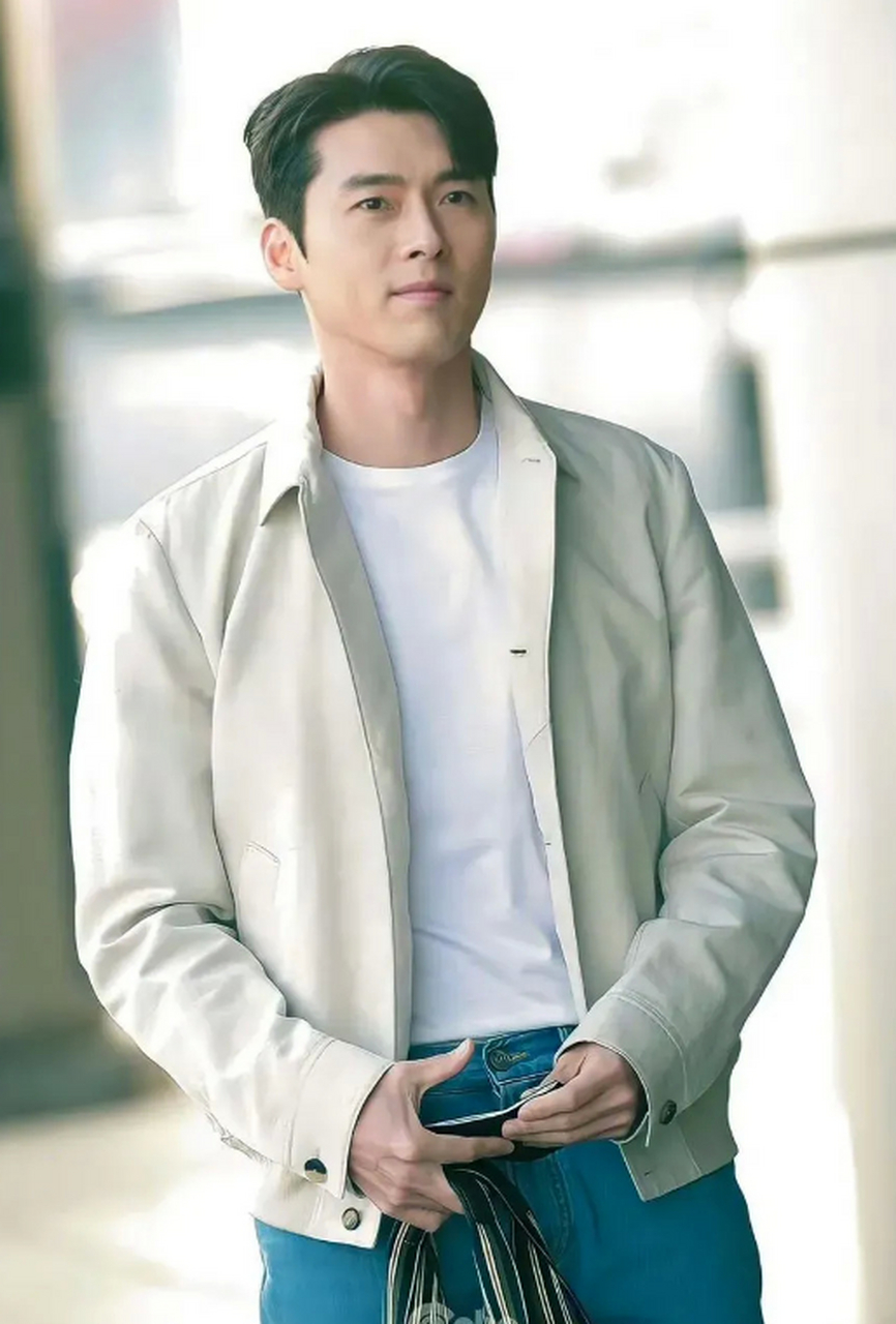 现身机场前往东京出品牌活动的玄彬,白色外套搭配牛仔裤,胡子刮了,没