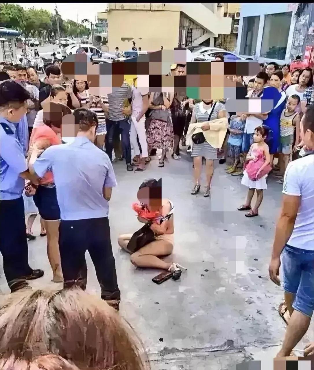 一个女人被人扒光了衣服扔在大街上,因为她做了小三儿,勾引别人的老公