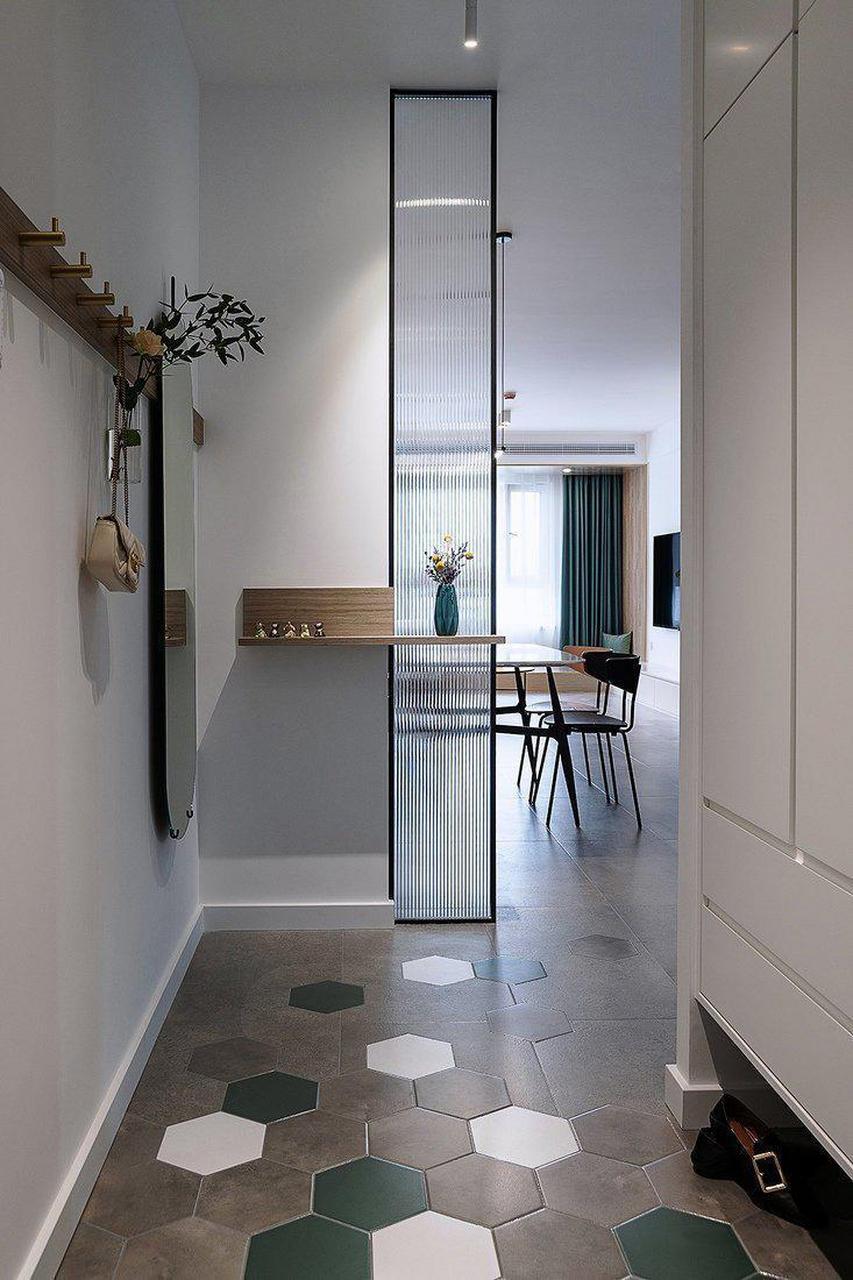 105㎡现代北欧风的用长虹玻璃做隔断,在客餐厅之间增加一个书房功能