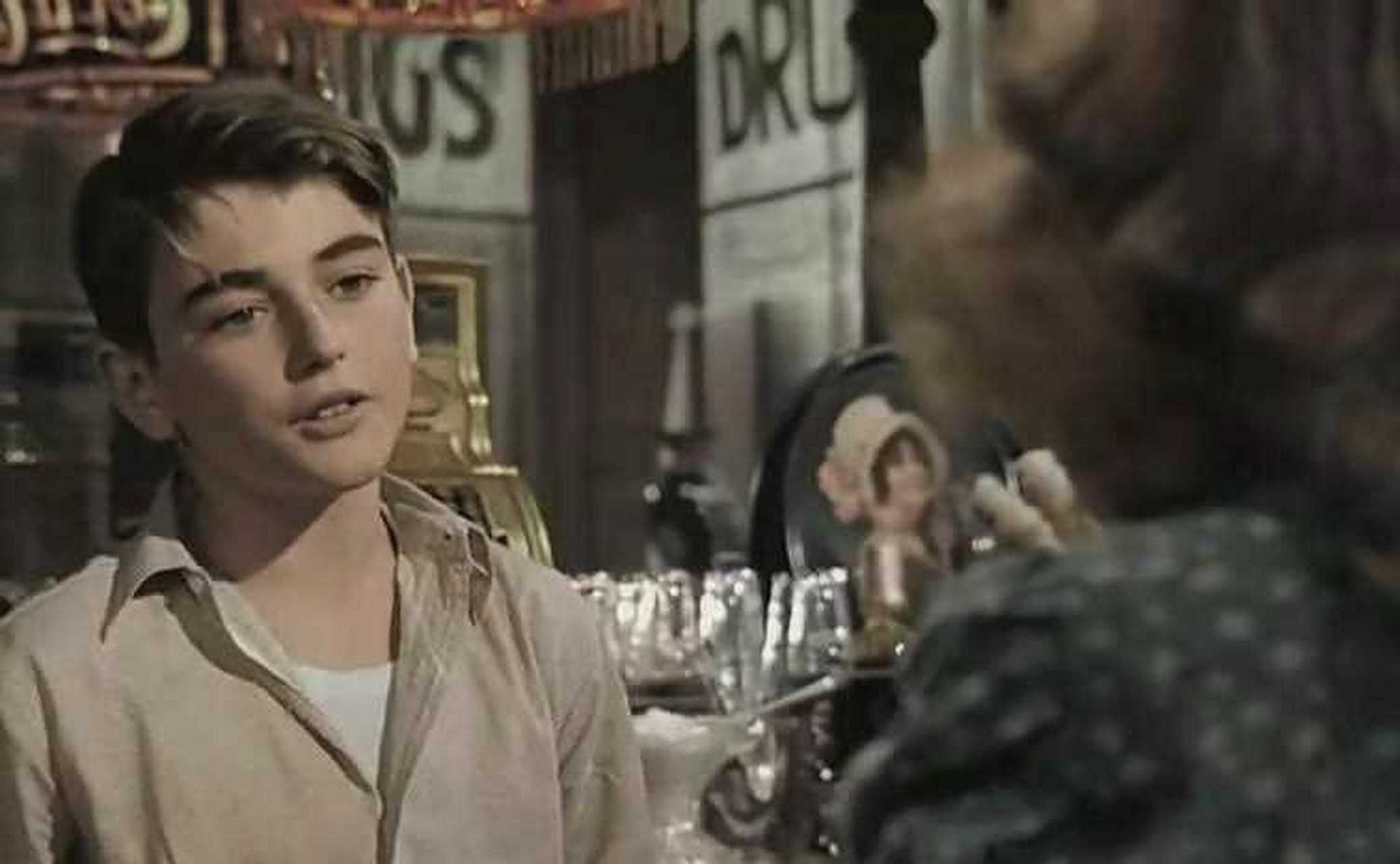 电影《生活多美好》讲述了乔治在前准备自杀,这时上帝传来旨意,派天使