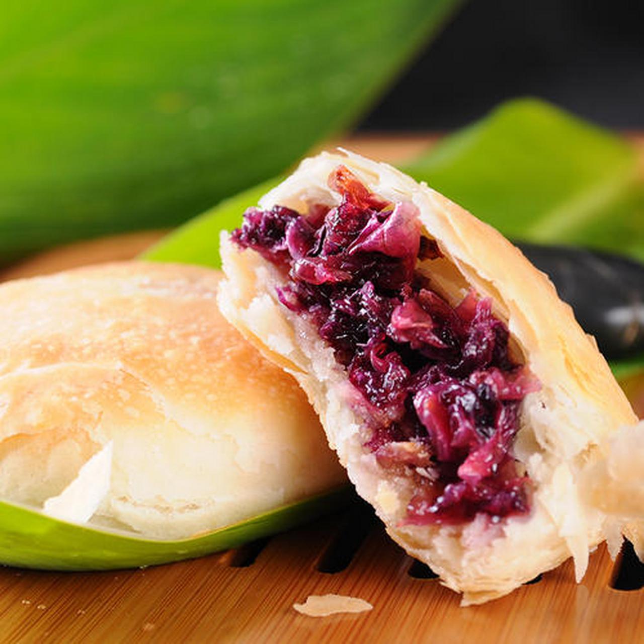 鲜花玫瑰饼是承德市名特产品,以当地特产鲜玫瑰花为主要原料,采用传统