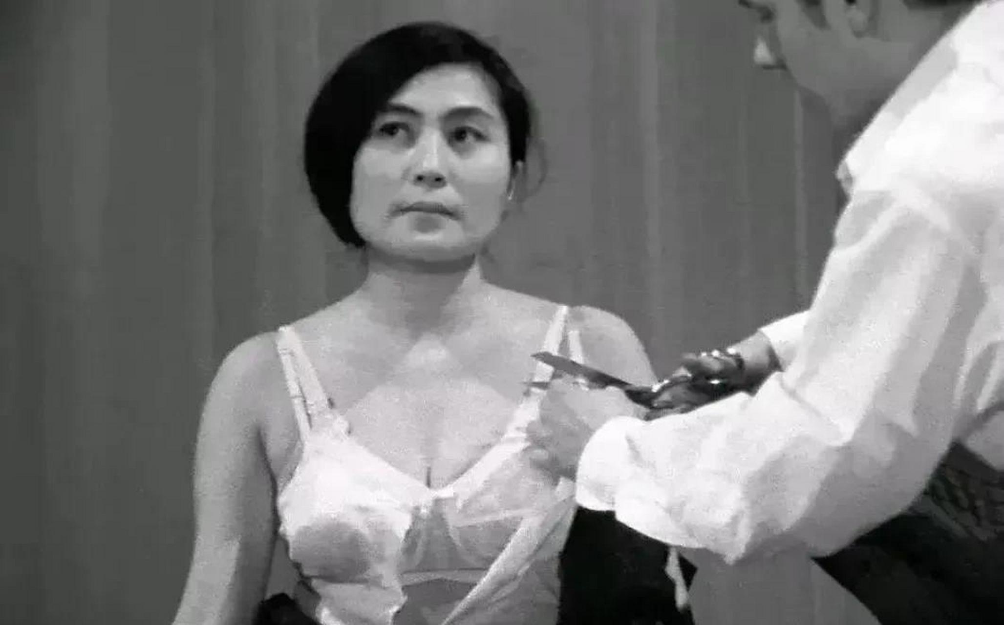 这名女子叫小野洋子,是一位行为艺术家,而她这次的表演很简单,那就