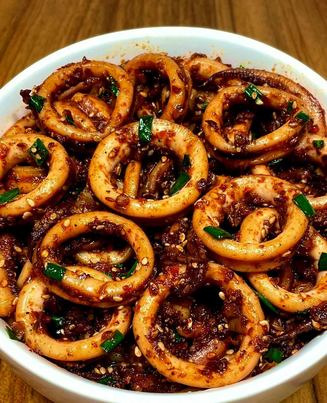 这道香辣孜然鱿鱼比烧烤摊的铁板鱿鱼还要美味,口感q弹,香料裹满,让人