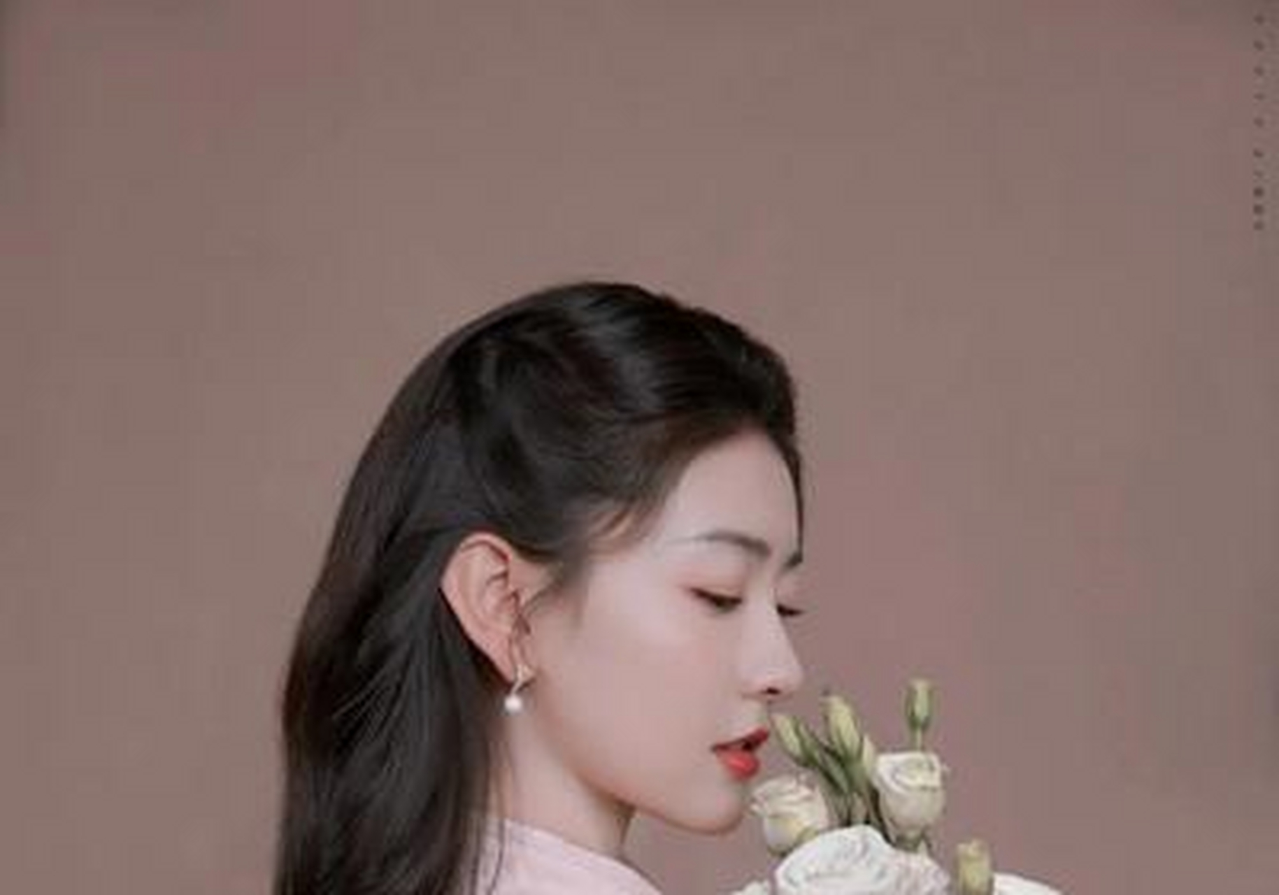 梁洁好久不见,穿粉色旗袍好养眼,真漂亮.
