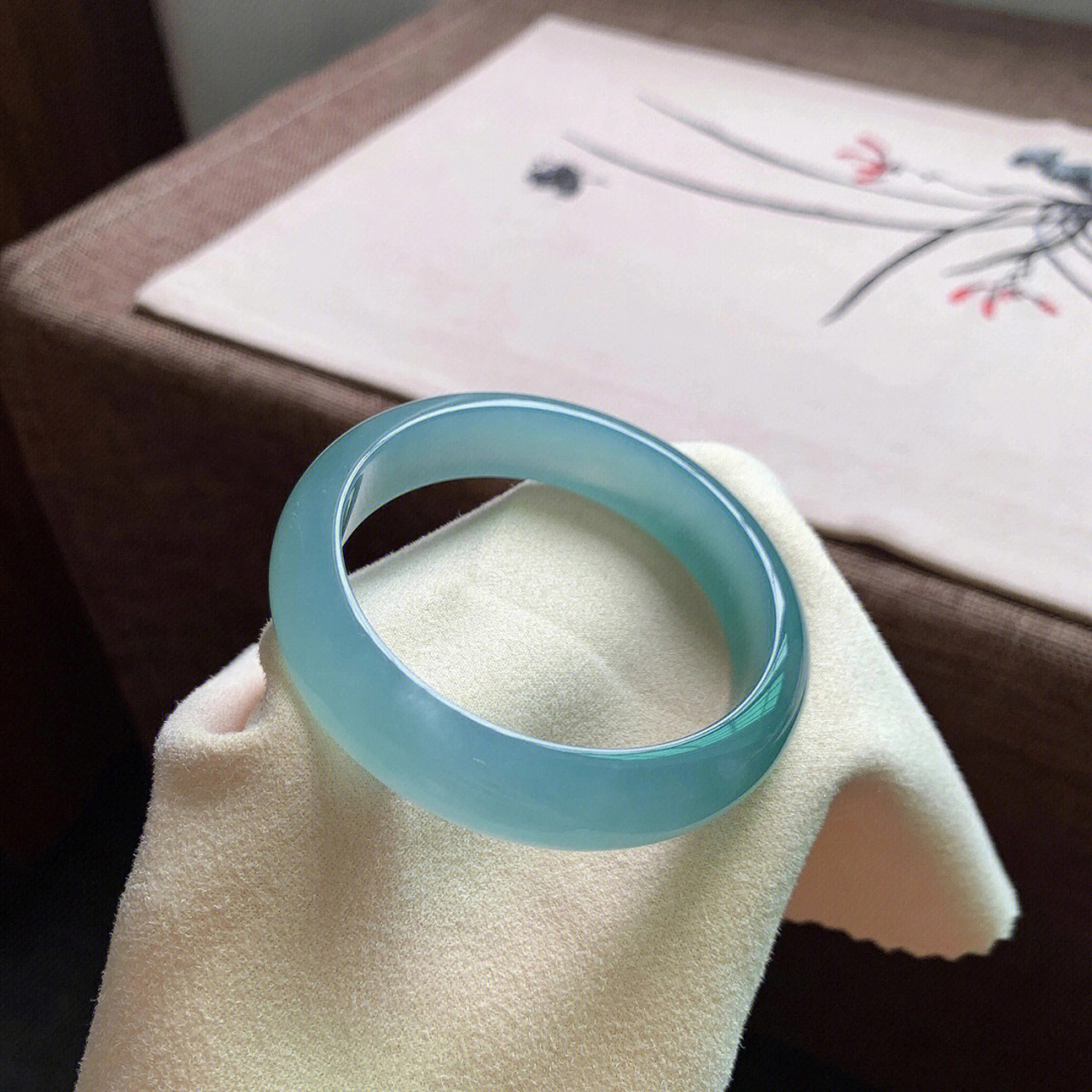 冰种湖水蓝翡翠手镯 充满色泽魅力的一条手镯冰种湖水蓝 独特的色泽