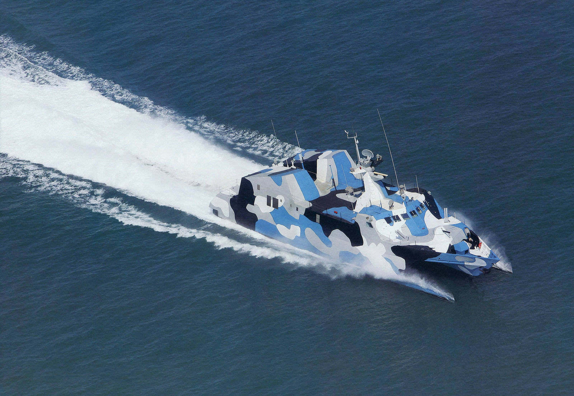 022导弹艇在中国历史上有非常特殊的地位,一方面它的确是比较落后,另