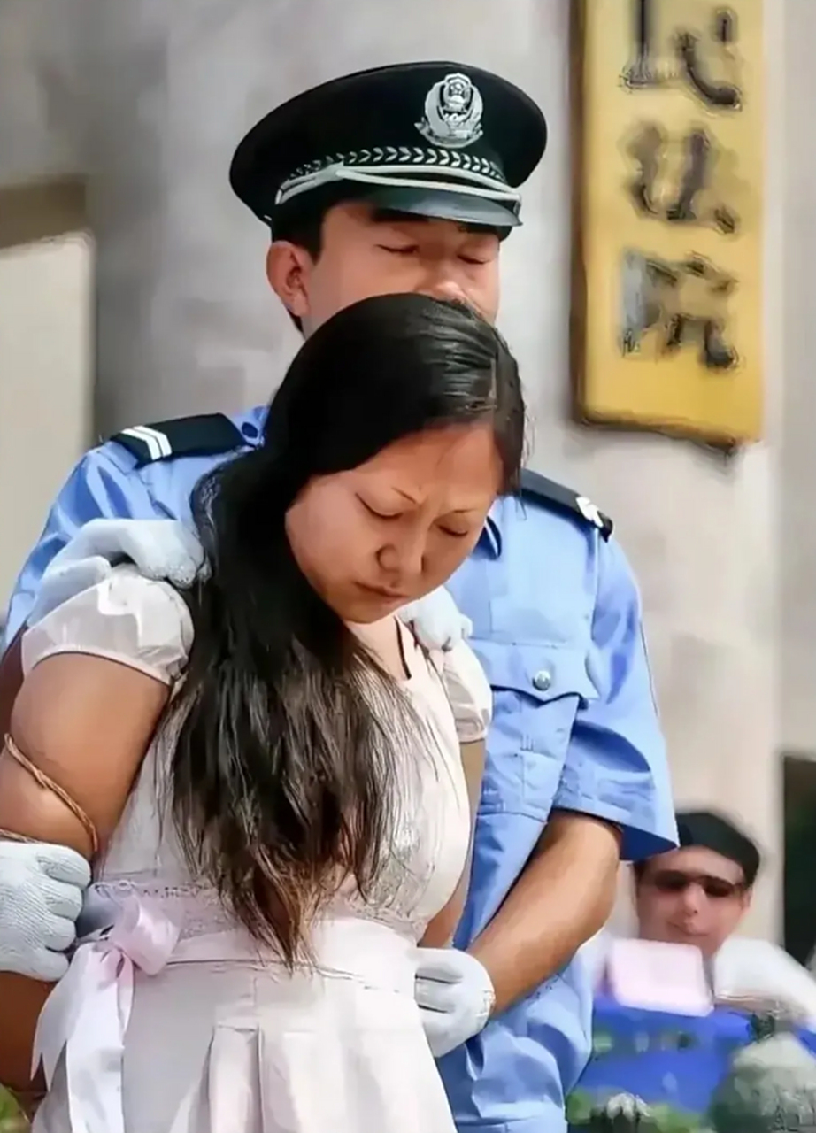 2009年,海口市举行了一场公开审判,一名女性死刑犯韩峰站在法庭上,身