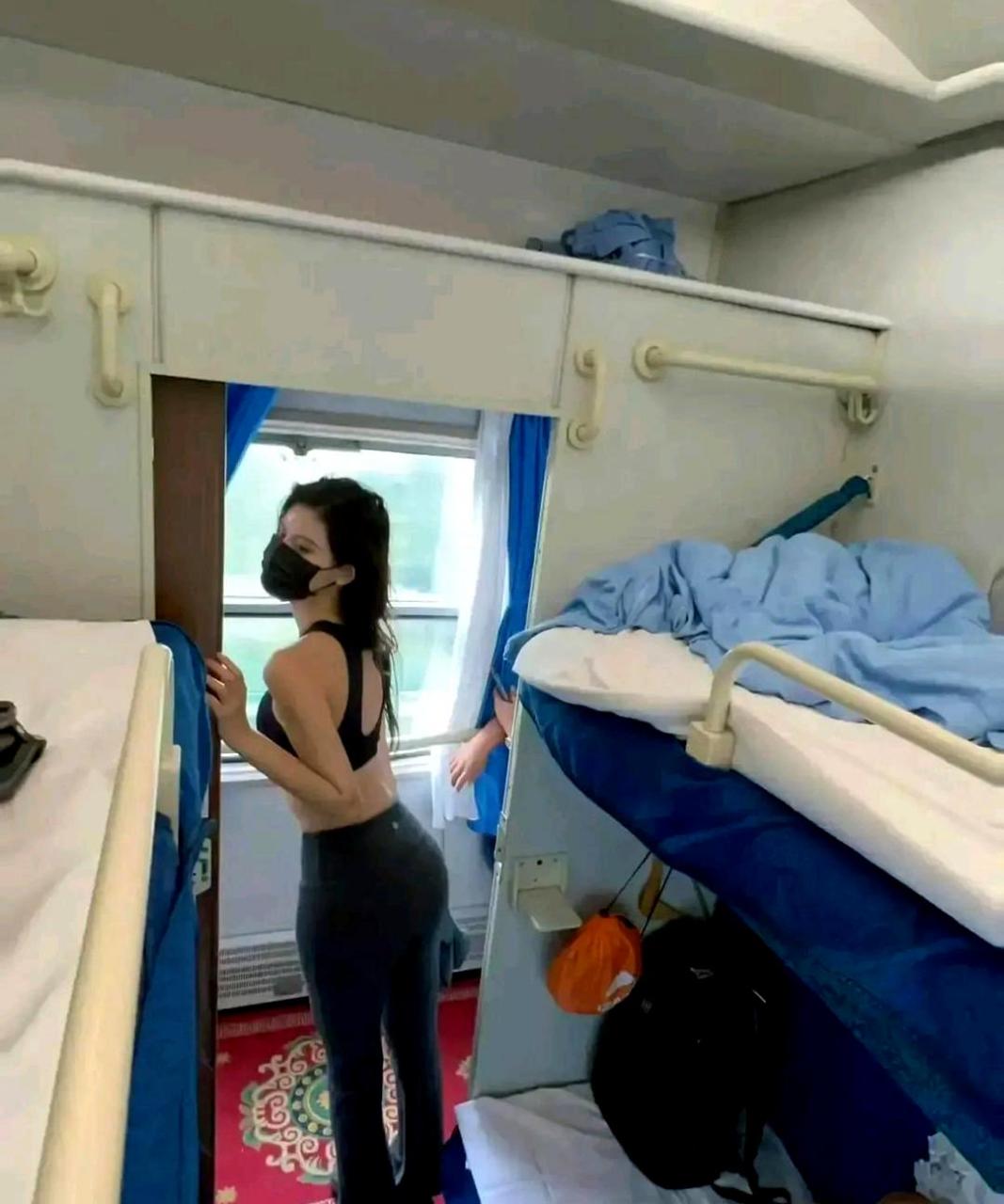 我和两个同事一起出差,但卧铺的另一个女室友睡得很沉,导致我们三个都