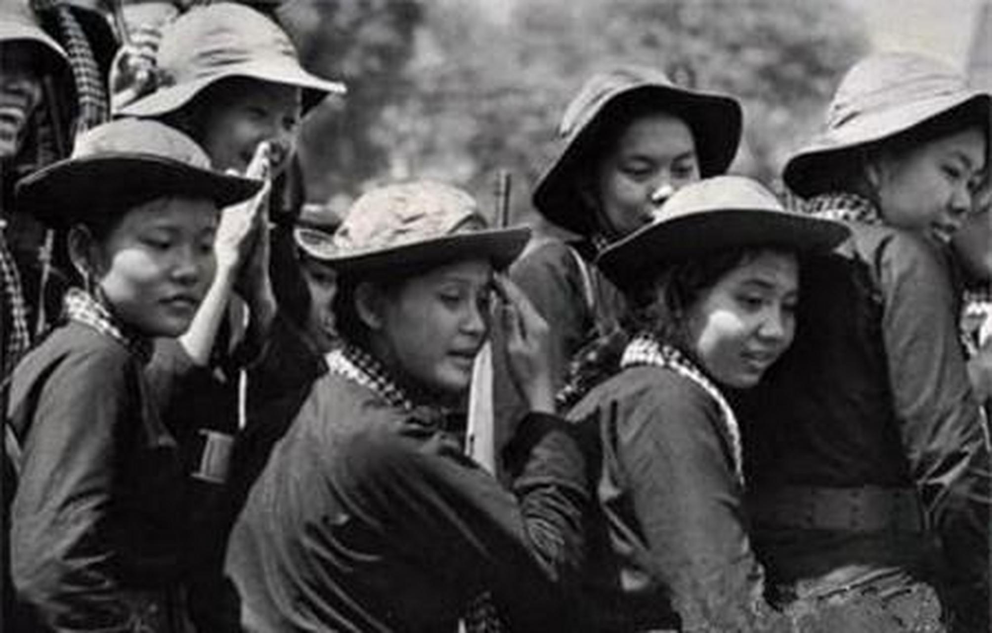 1959年,美军俘虏了一个漂亮的越南女兵,正当女兵主动脱掉上衣迎合