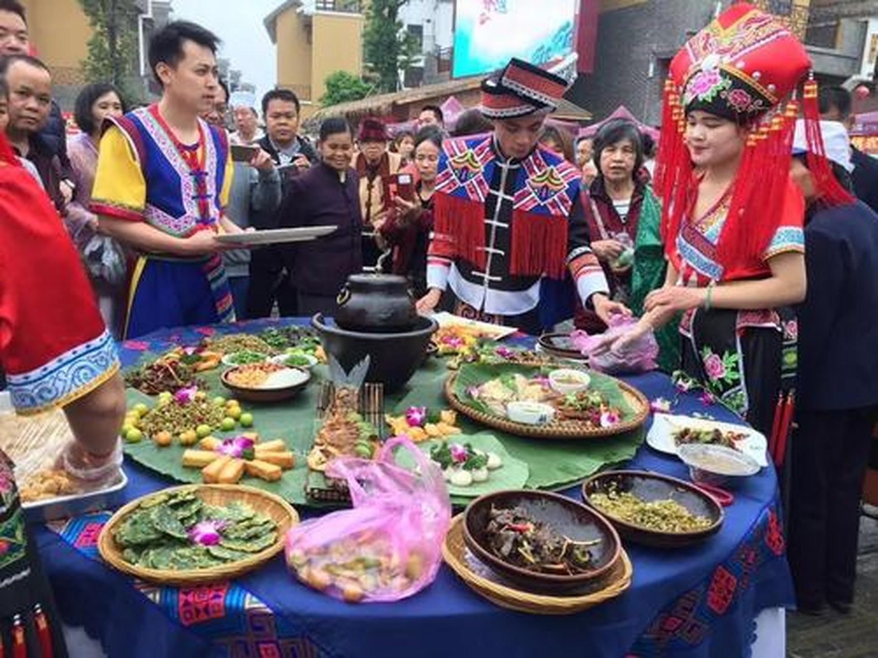 壮族的春节从年三十至正月初一,初二,共三天.