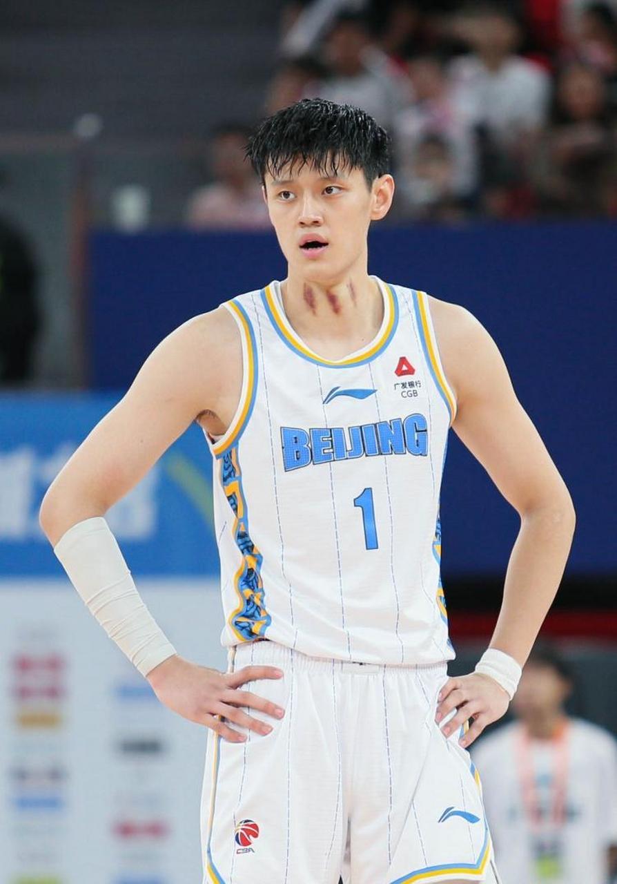 曾凡博关键时刻挺身而出,助北京豹击败深圳马壮  在今晚cba常规赛中