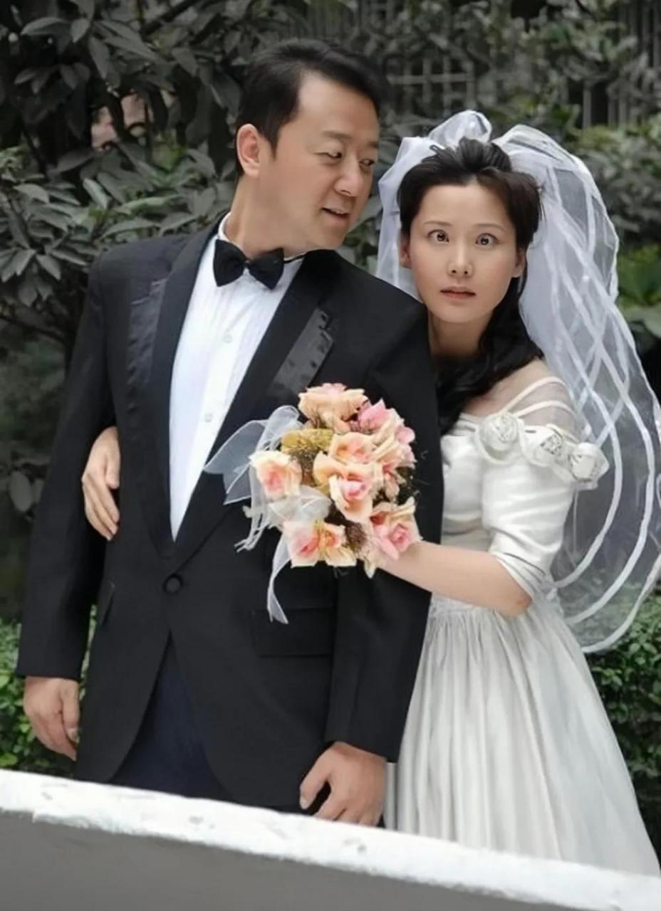 gif创作人# 何赛飞郭涛别样婚纱照,笑起来夫妻相十足,带着笑容闪耀的