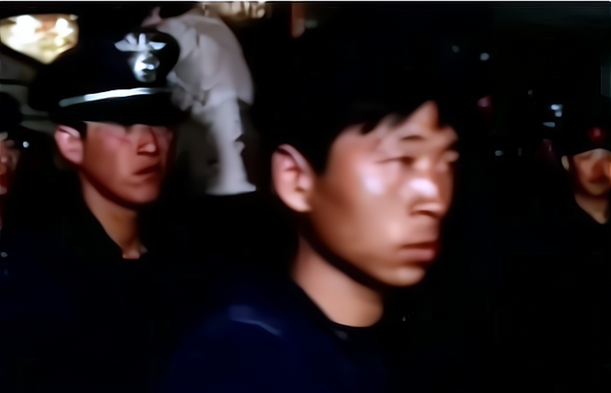 1992年,孔繁座被人雇佣去杀掉另一位黑帮头目,他手持ak47来到歌舞厅