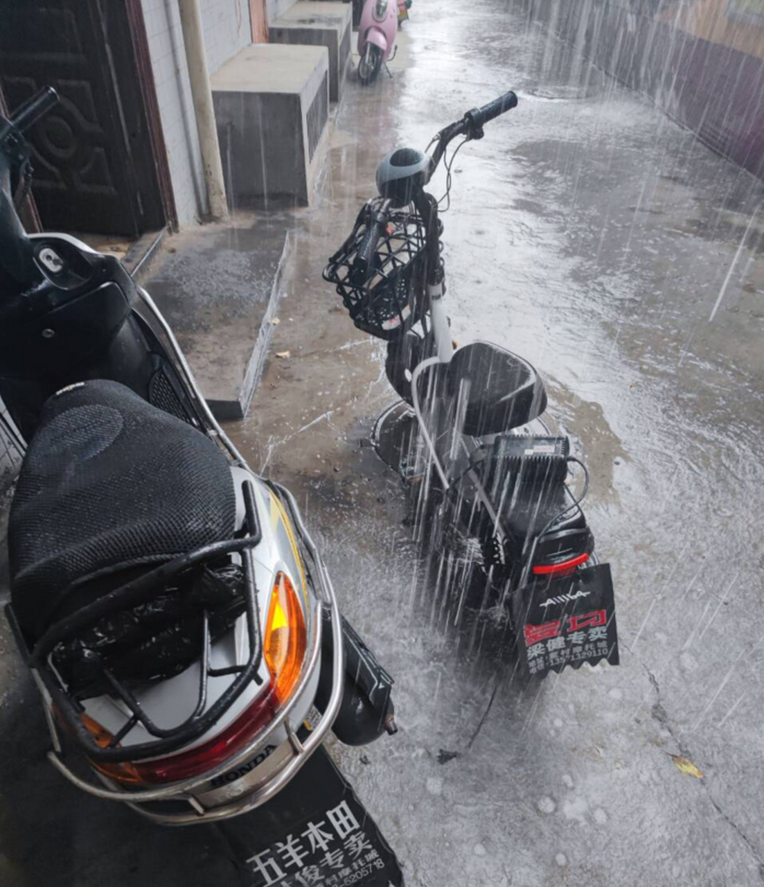 网友:电动车下雨天充电真的没问题吗?