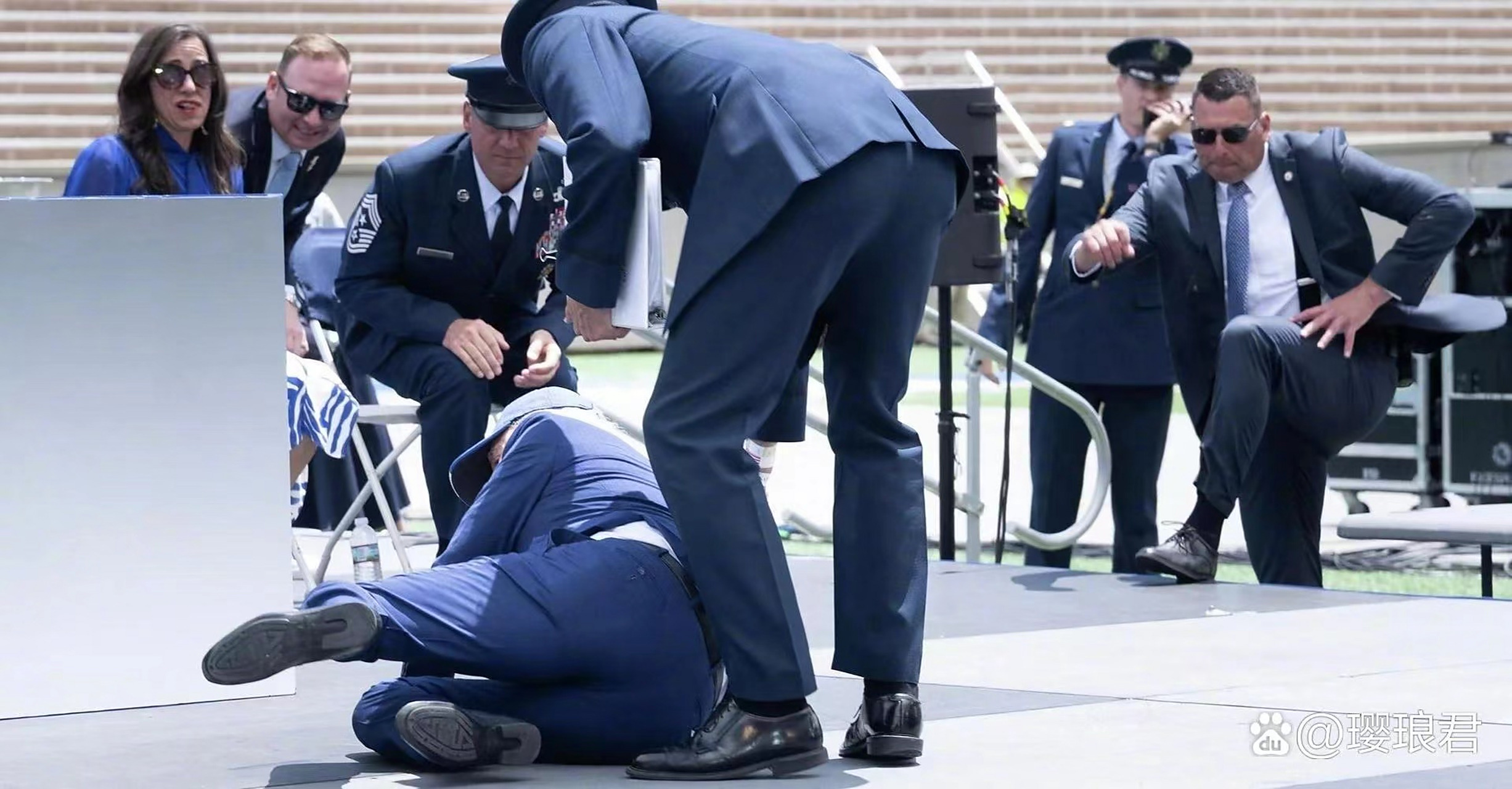 80岁拜登又摔倒,离他仅咫尺的军官及嘉宾亲眼目睹却面无表情,无动于衷
