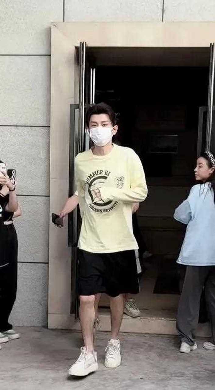 没想到,看上去清秀帅气,好似文弱书生的成毅,竟然有着这么重的腿毛