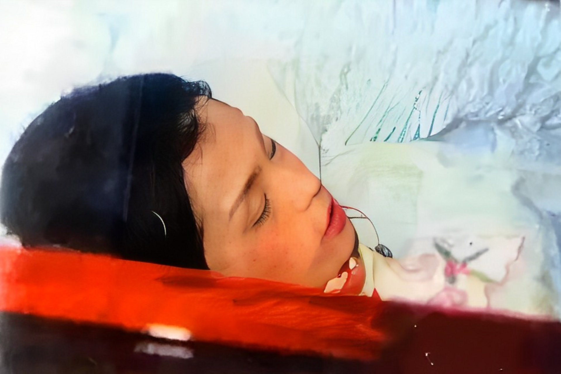 1985年,翁美玲的入殓照问世,年仅26岁,面色红润安详,仿佛睡着了一般.