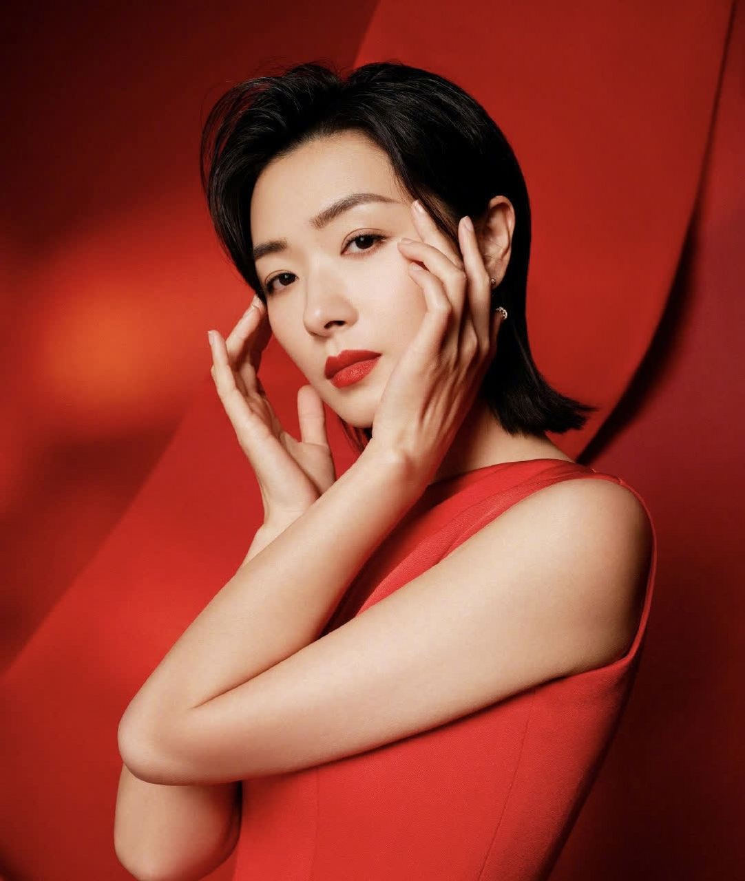 万茜的春晚造型真是红火啊! 斜肩设计,帅气又优雅.