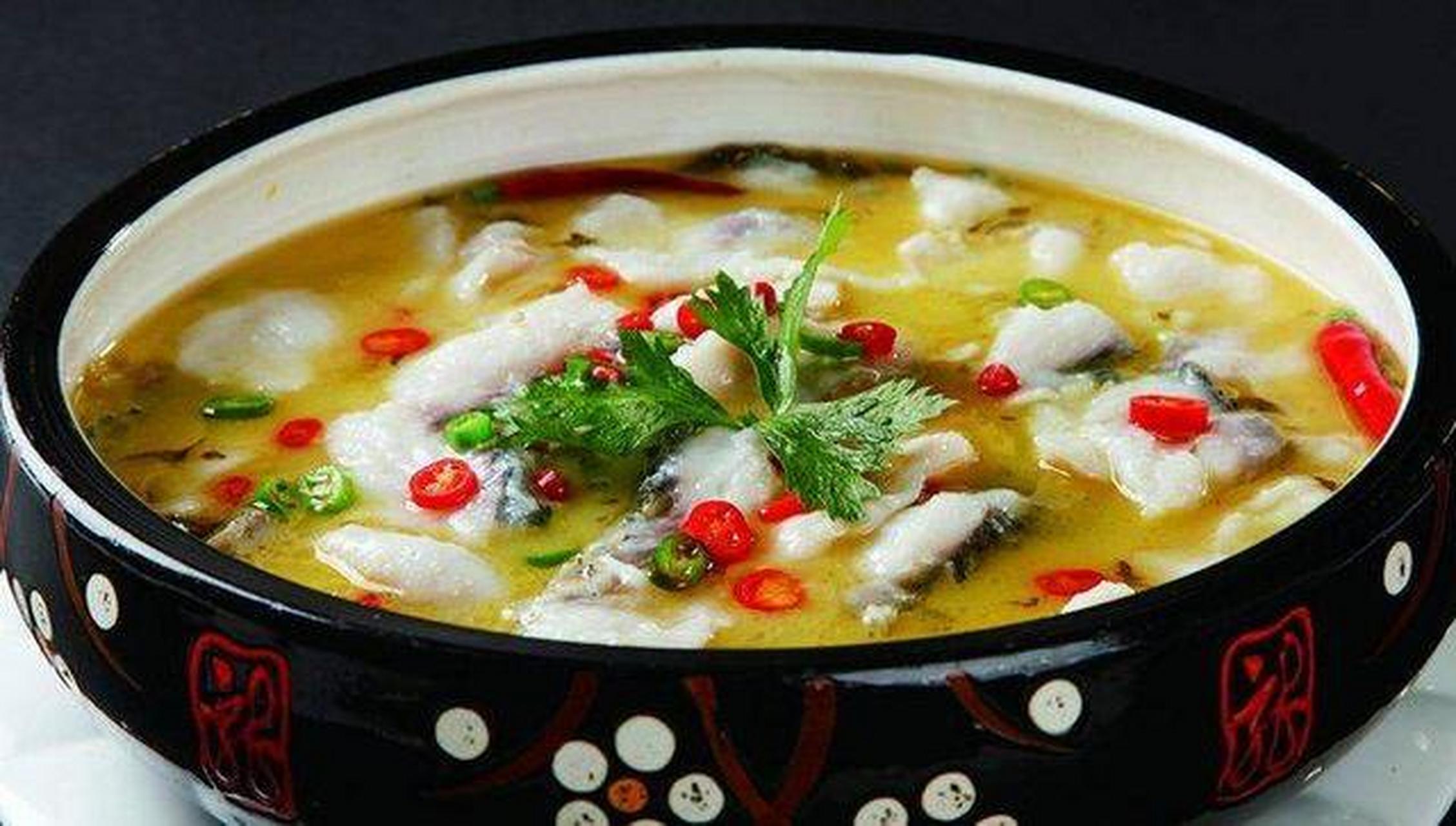 酸菜鱼又称酸汤鱼,是重庆一道传统美食,主要以酸酸的口感而出名,再加