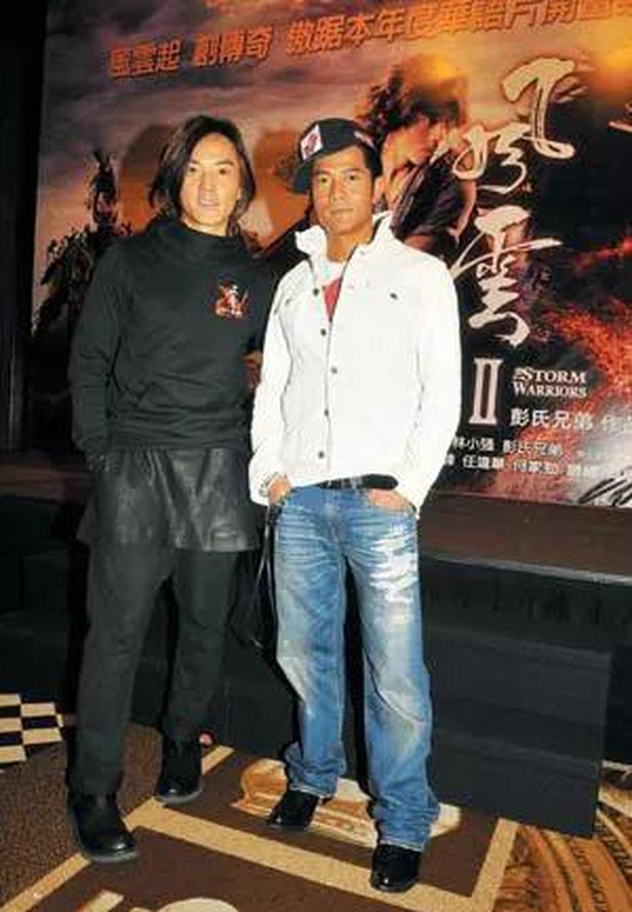 gif创作人# 身高1米71的郭富城和郑伊健同台,郑伊健身穿黑色套装头大