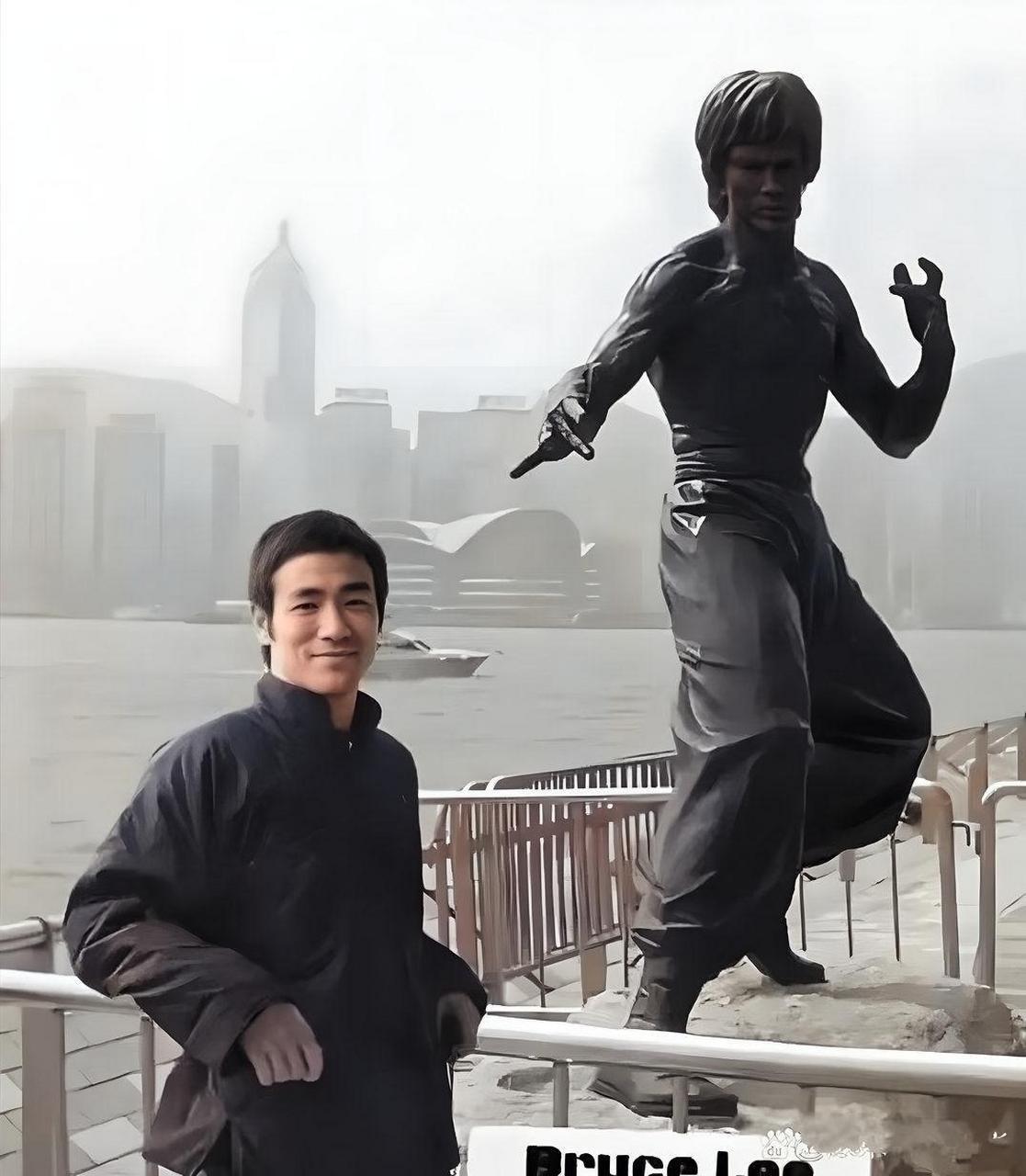 虽然李父的身高不太高,颧弓外扩,眉眼深邃,但在李小龙幼年时期,他就