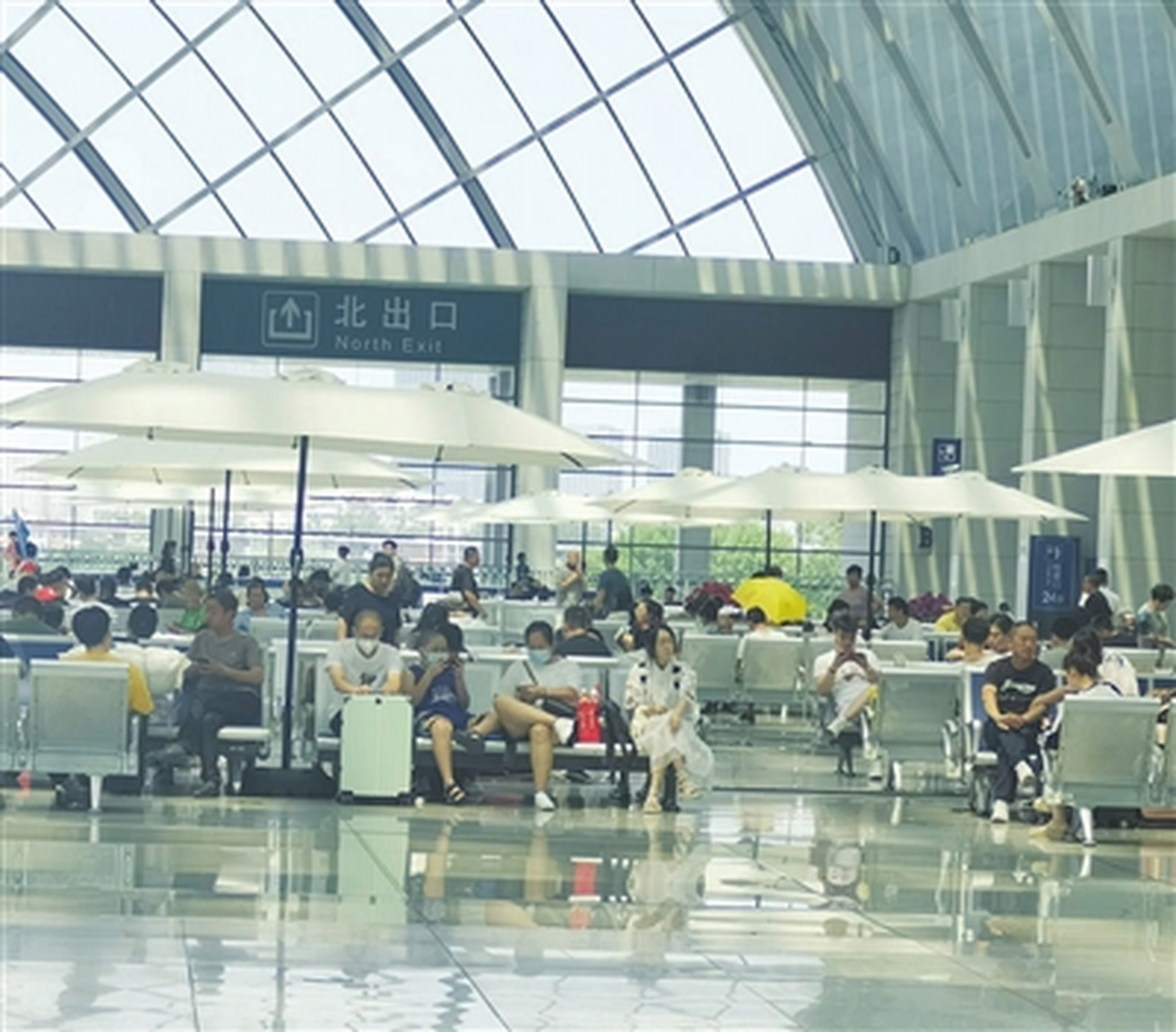 管理部门:开齐空调机组,加大通风  天津西站候车大厅透明的屋顶,在