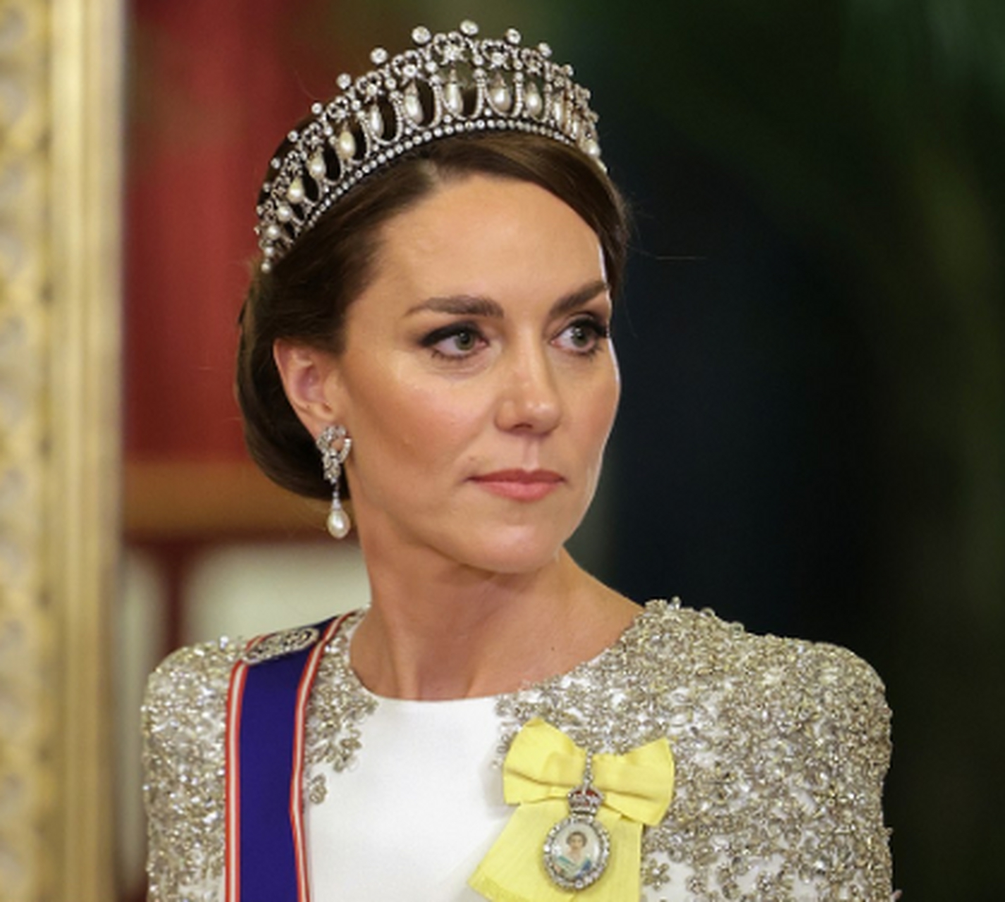 威尔士王妃凯特·米德尔顿在2022年的白领结晚宴上,穿着jenny packham