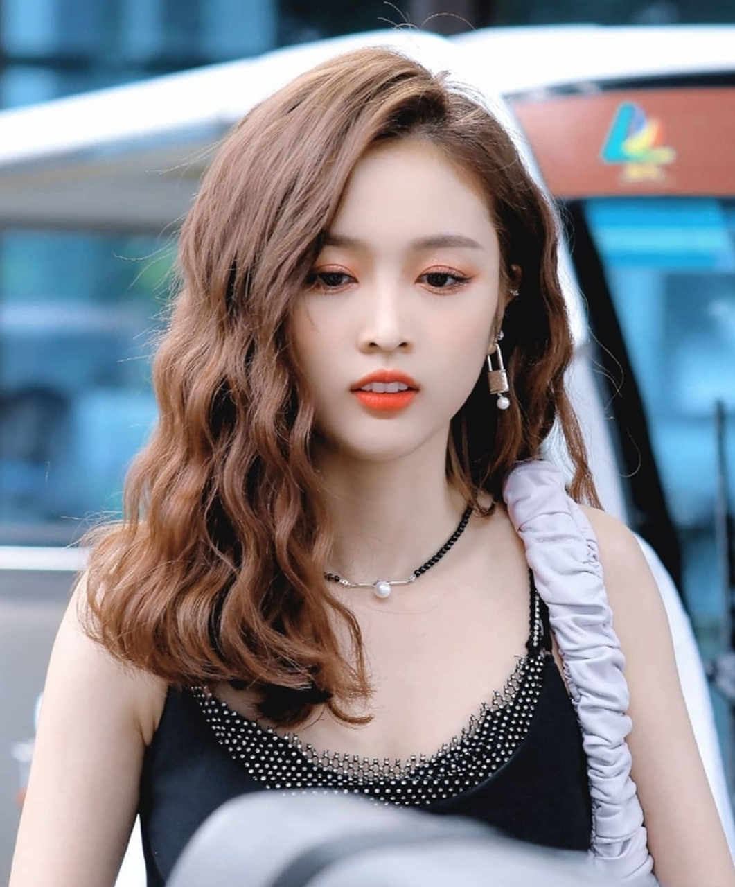 雪肤玉貌,身姿曼妙的#吴宣仪# 一袭黑色吊带裙,大波浪卷发披肩,烈焰