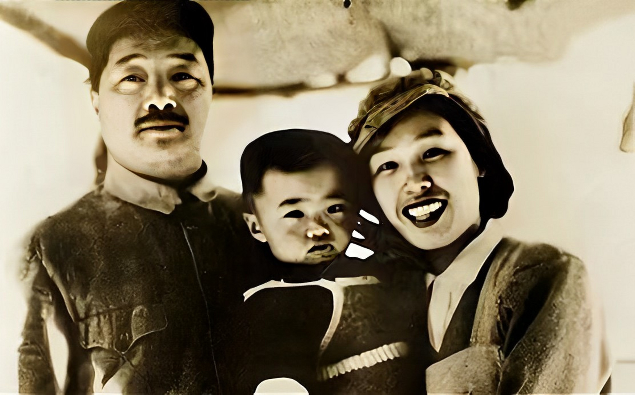 2001年,当贺龙笔下的儿子·贺鹏飞因心脏病去世时,母亲茫然地盯着尸体