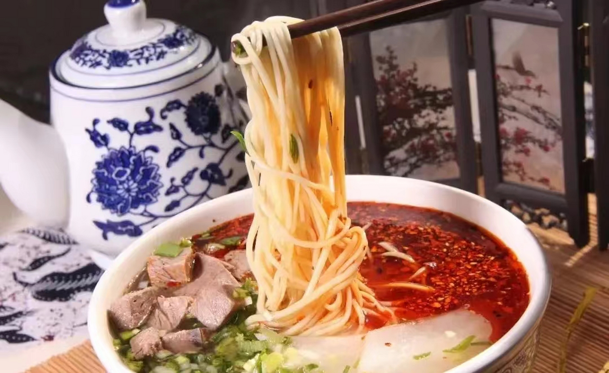 自从"青海拉面"为自己正名,不叫"兰州拉面"后,"兰州牛肉面"连特色面食