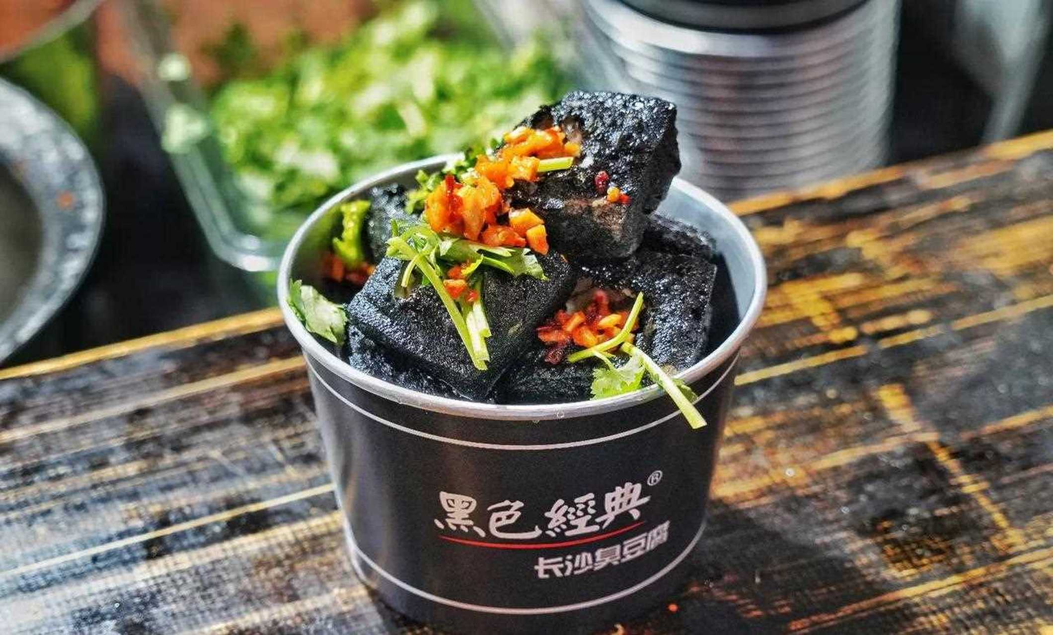 老长沙臭豆腐,是脍炙人口的长沙地方小吃之一,他家门店遍布长沙大街