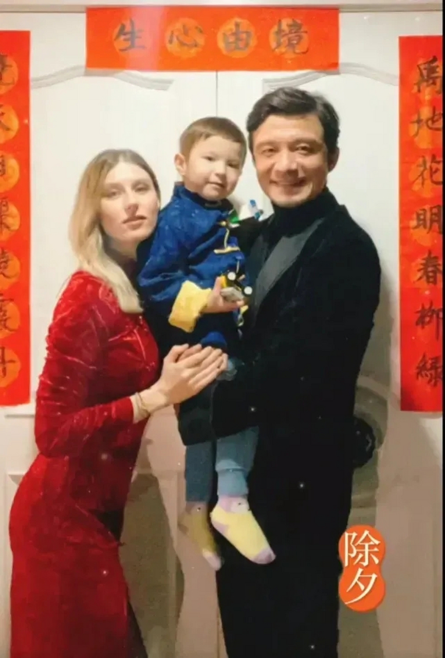 足球名将谢辉娶了一位外国妻子名叫达莉娅,她来自加拿大,金发碧眼的她