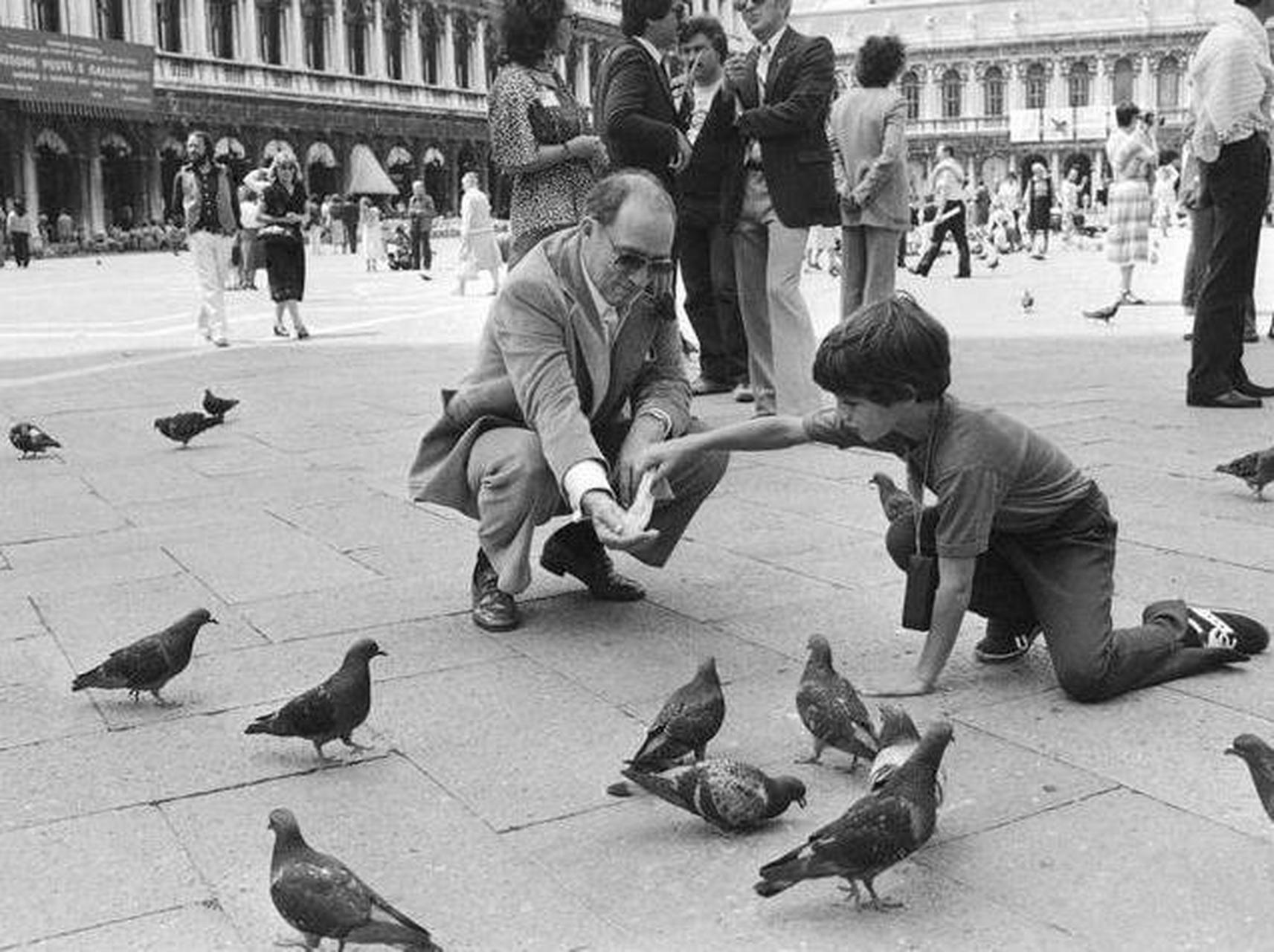 1980年,8岁时的现任加拿大总理贾斯廷·特鲁多在威尼斯和父亲喂鸽子