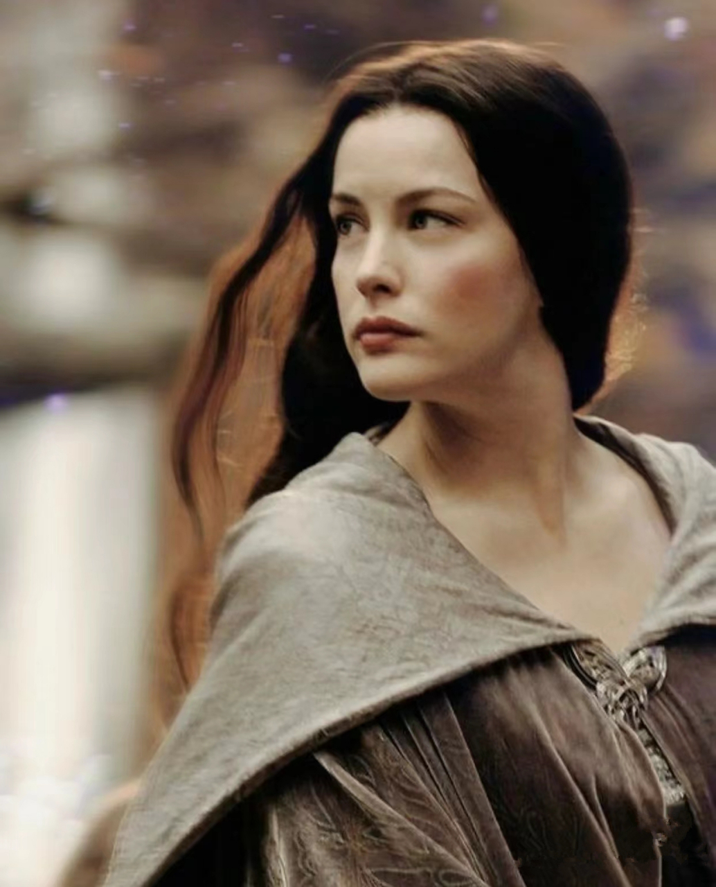 影片《指环王》的精灵公主丽芙·泰勒,每看一次影片的选角就对剧版