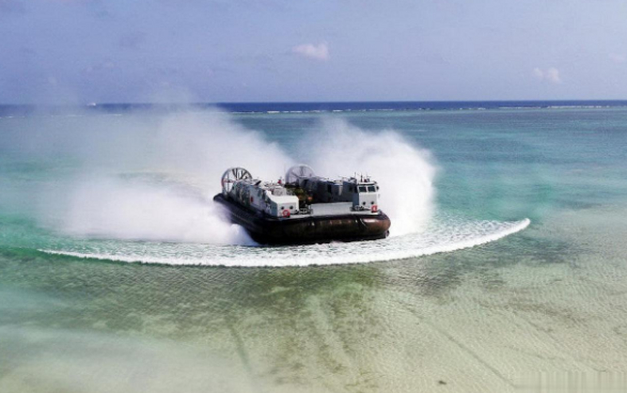 霸氣:中國海軍野馬氣墊登陸艇運載海軍陸戰隊15式坦克搶灘登陸