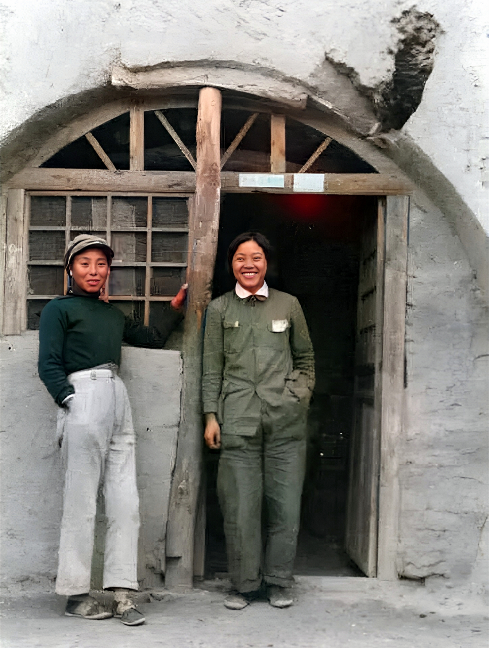 抗大的学员七八人挤在窑洞的土炕上睡觉,挤得连翻身都困难.