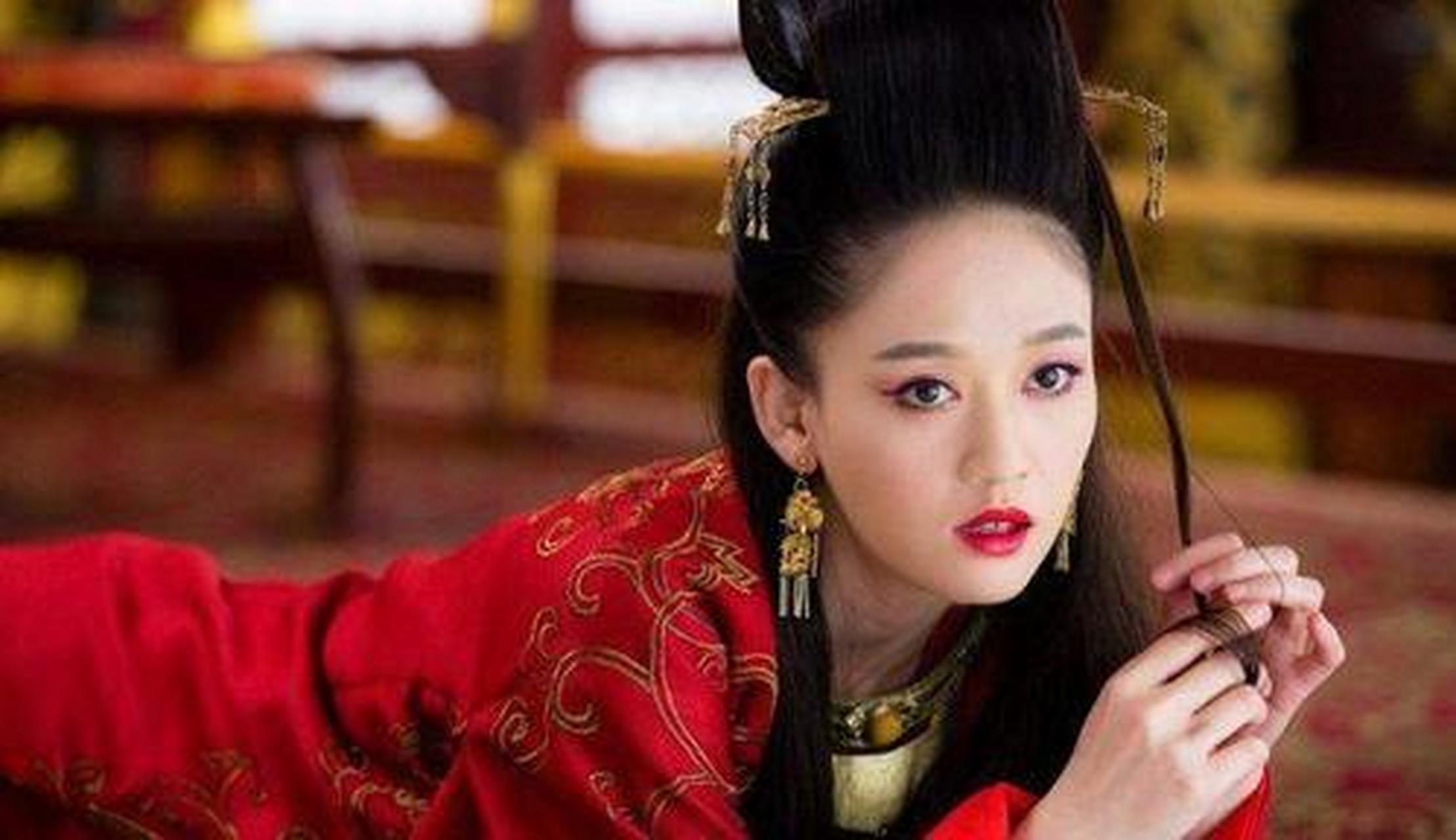 最近,陈乔恩在电视剧《武庚纪》中的造型引起了网友们的热议.