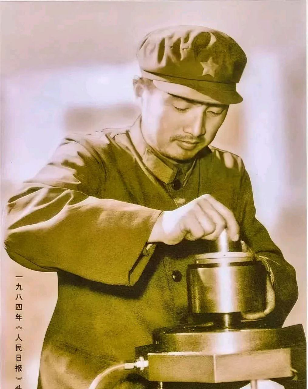 1984年,《人民日报》刊登了当时还是工程师的任正非的照片.