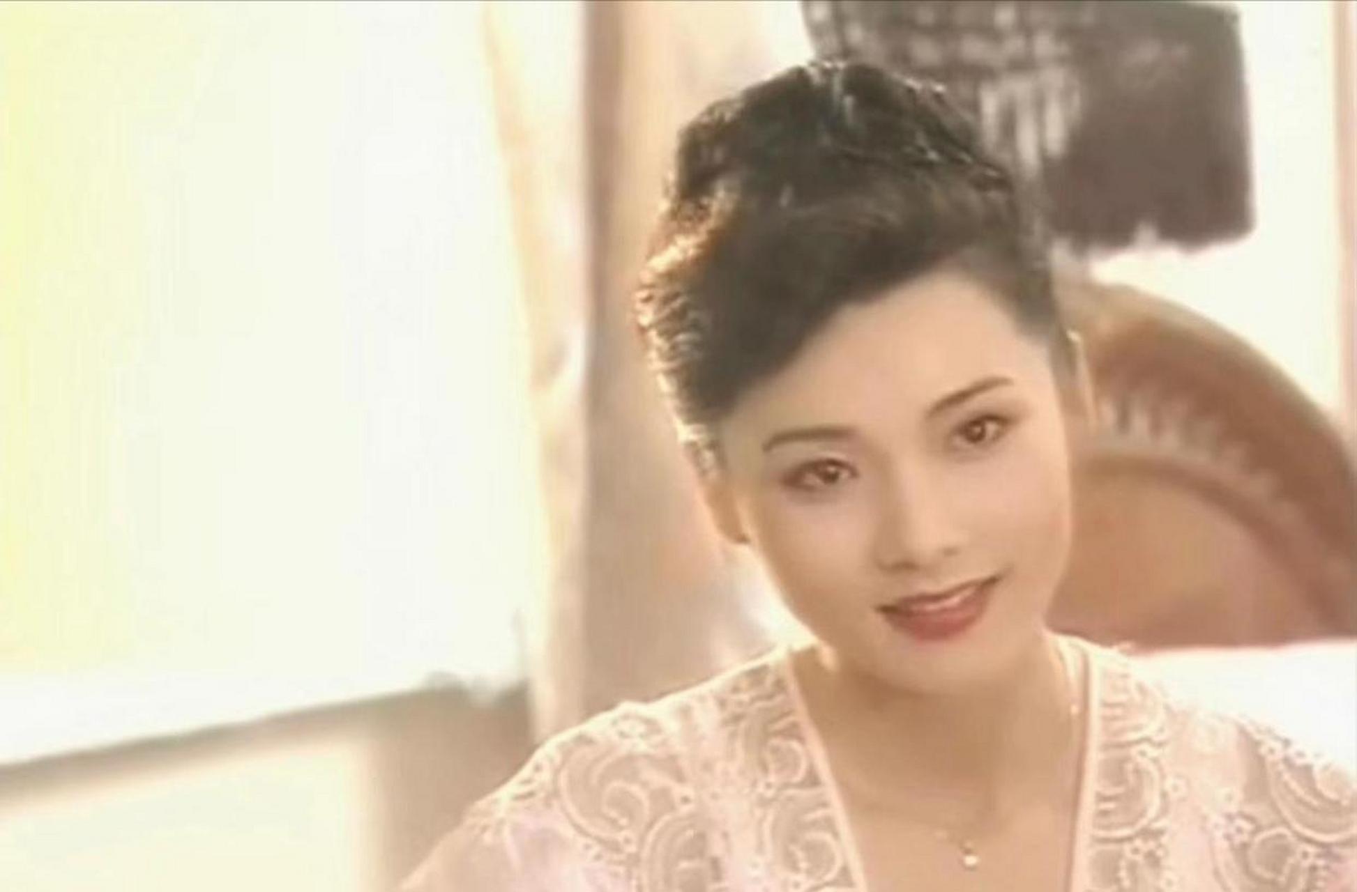 年轻的何赛飞一眼就能看出是江南美人[开心]