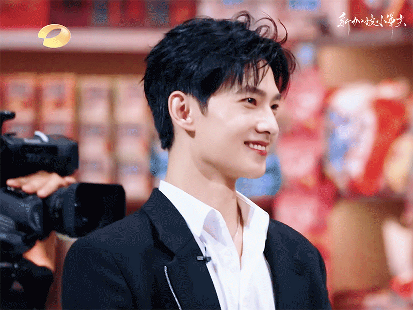 看杨洋在综艺里这种松弛自然的状态也不错啊,为什么到剧里,一演起角色