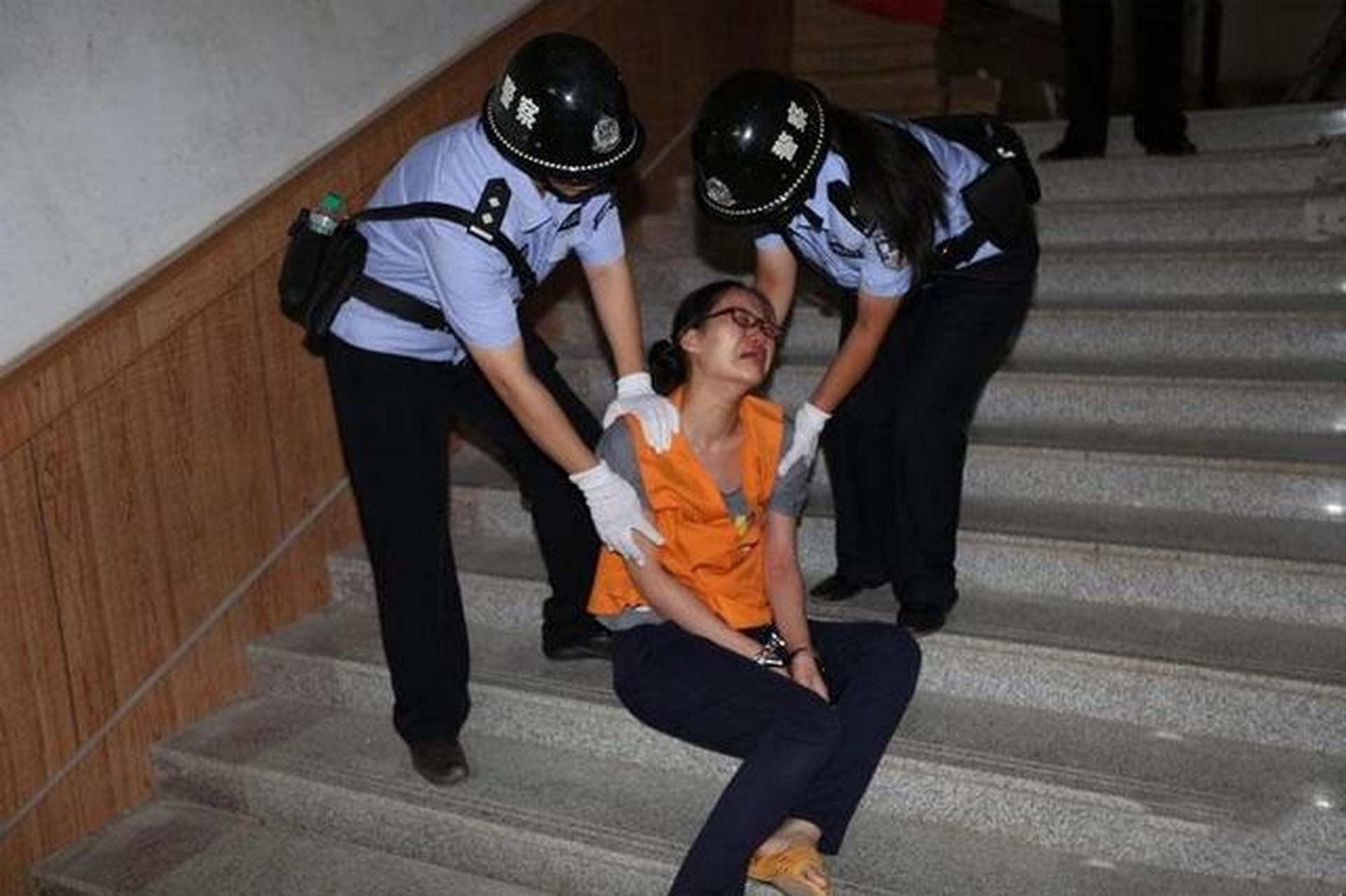 当时27岁的潘兰兰,在2011年,利用在南宁的同学,以及