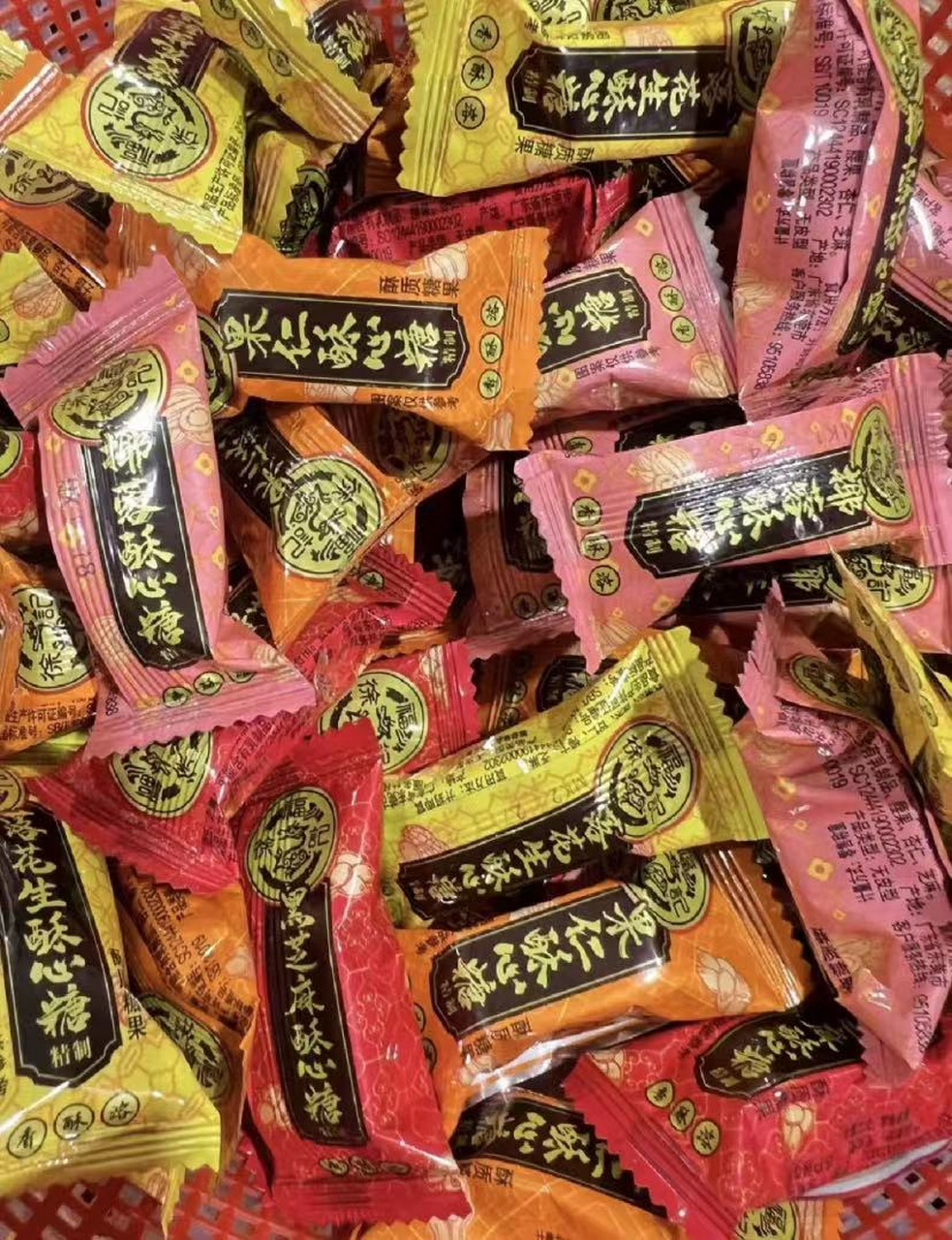 徐福记的酥心糖肯定也少不了,有多少人的童年都是吃酥心糖长大的,小编