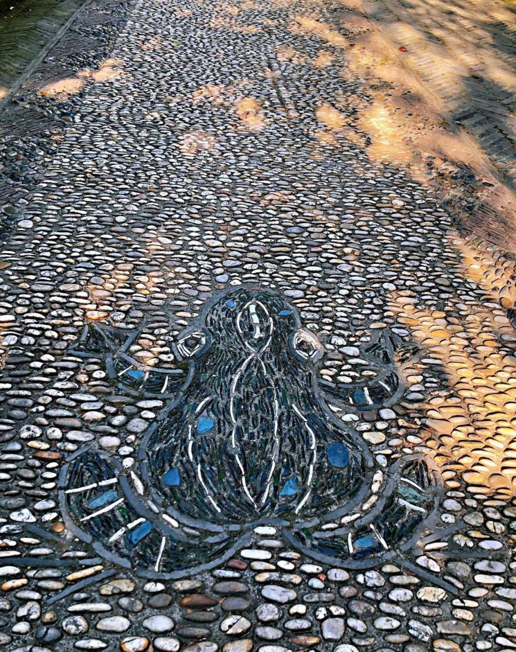 花街铺地是园林中一种地面铺装工艺,是以瓦片,各色卵石,碎石,碎瓷片等