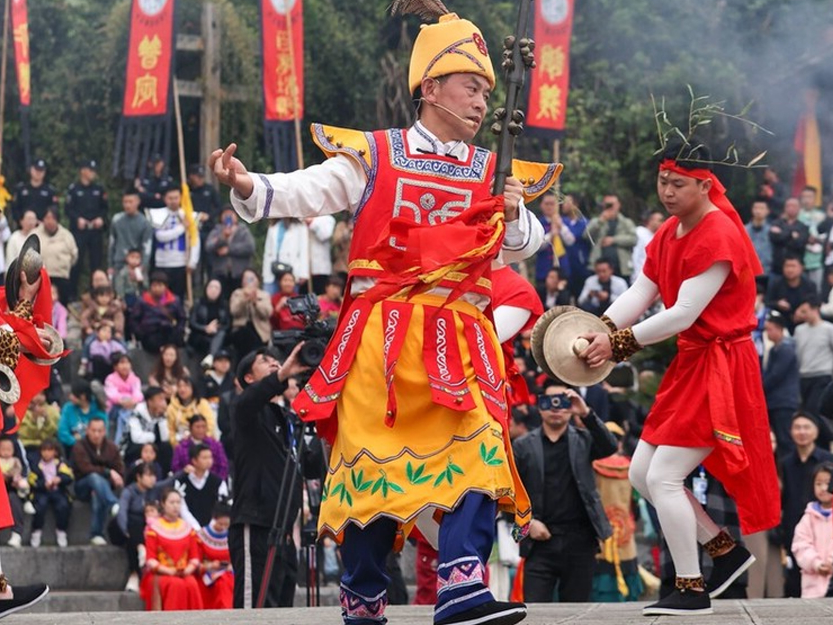 贵州务川仡佬族举行祭天朝祖大典,青年男女盛装出席  仡佬人源自于