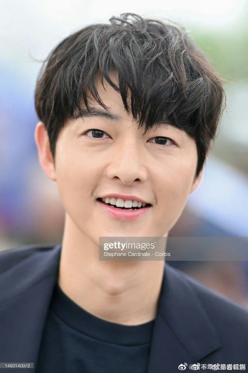 宋仲基戛纳红毯图,感觉眼睛好肿,还有好深的眼袋.