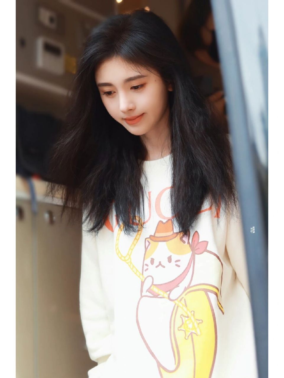 鞠婧祎最新同款 衣服:gucci fw22字母 logo 猫咪印花圆领长袖卫衣