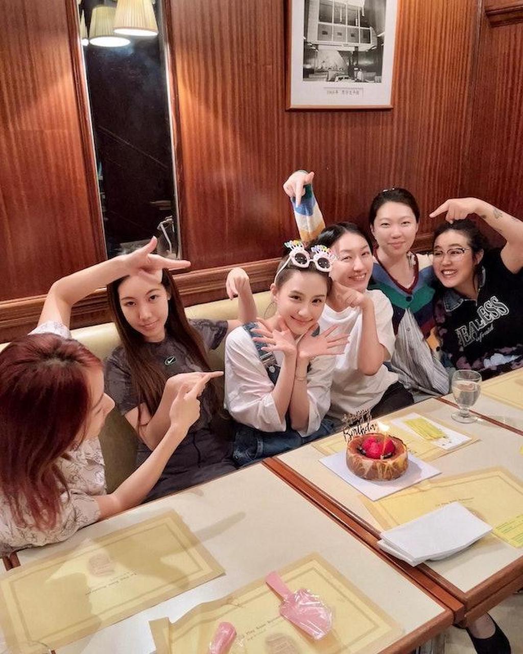 5月9日32岁生日,连日来超莲都有不少庆祝活动,竟上载扁咀照呻唔开心.