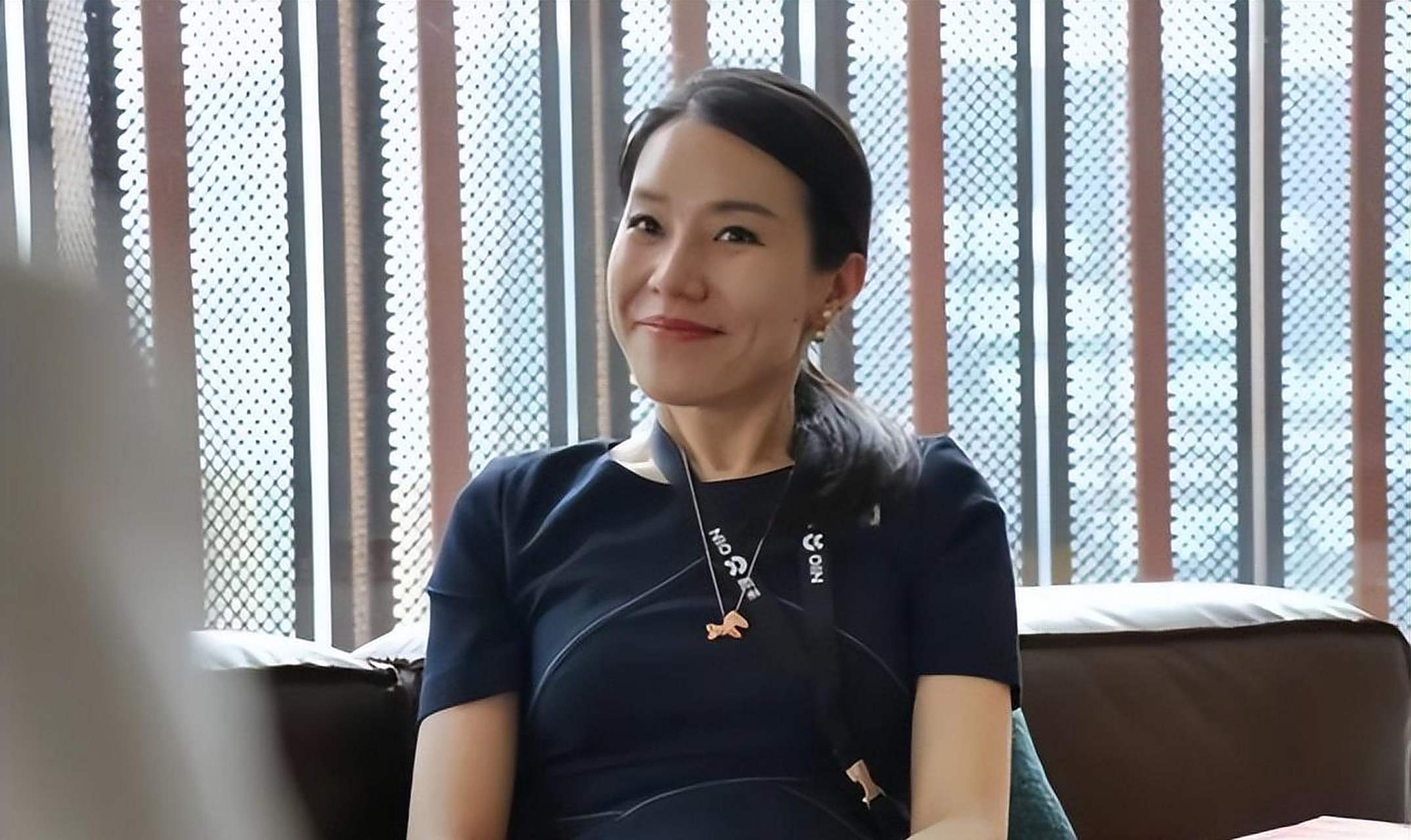 王屹芝不愧是百亿贵妇,就算穿着低调的服装,也掩盖不住气场