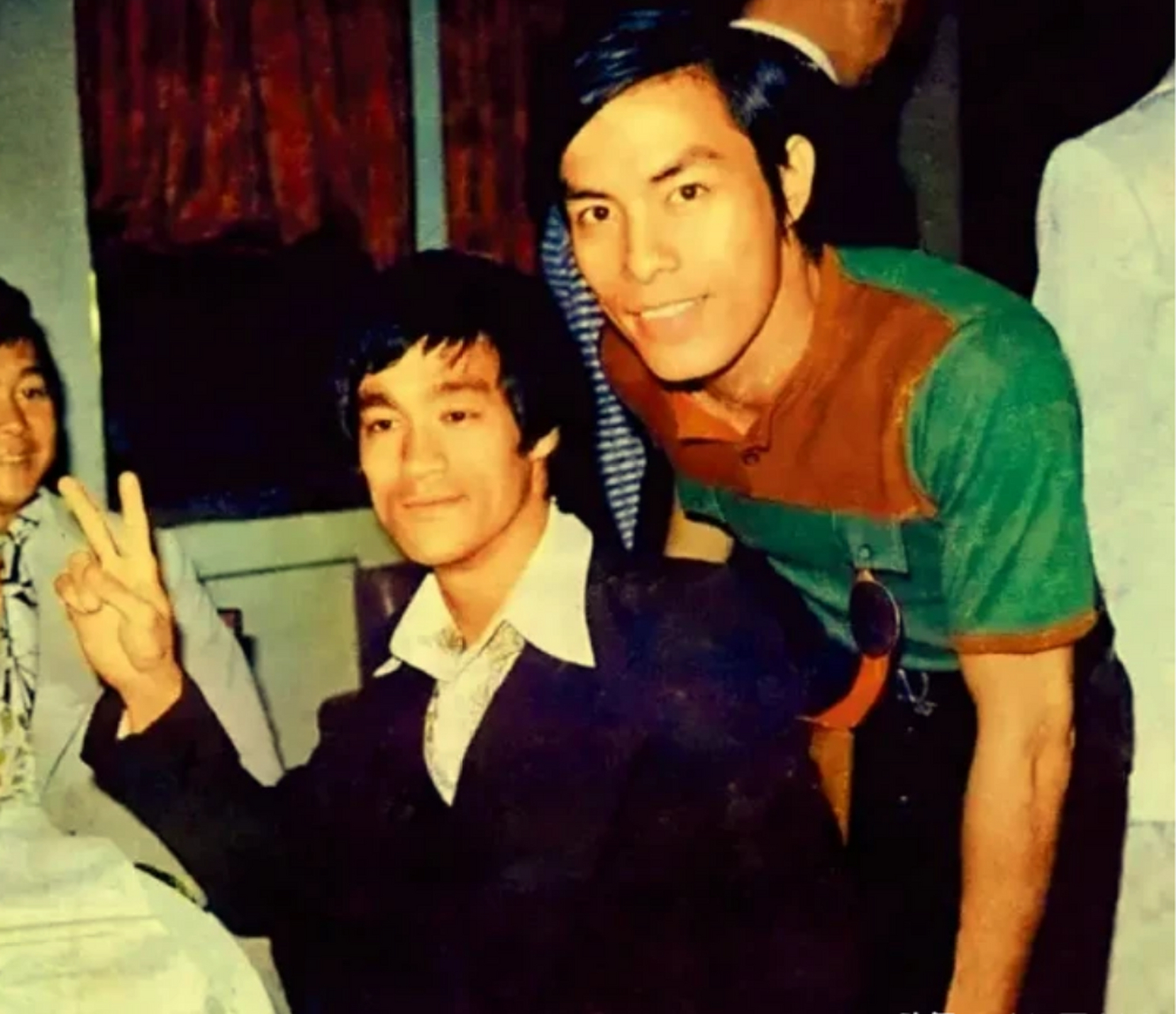 那年,李小龙和武术指导黄家达一言不合便大打出手,黄家达是泰拳冠军