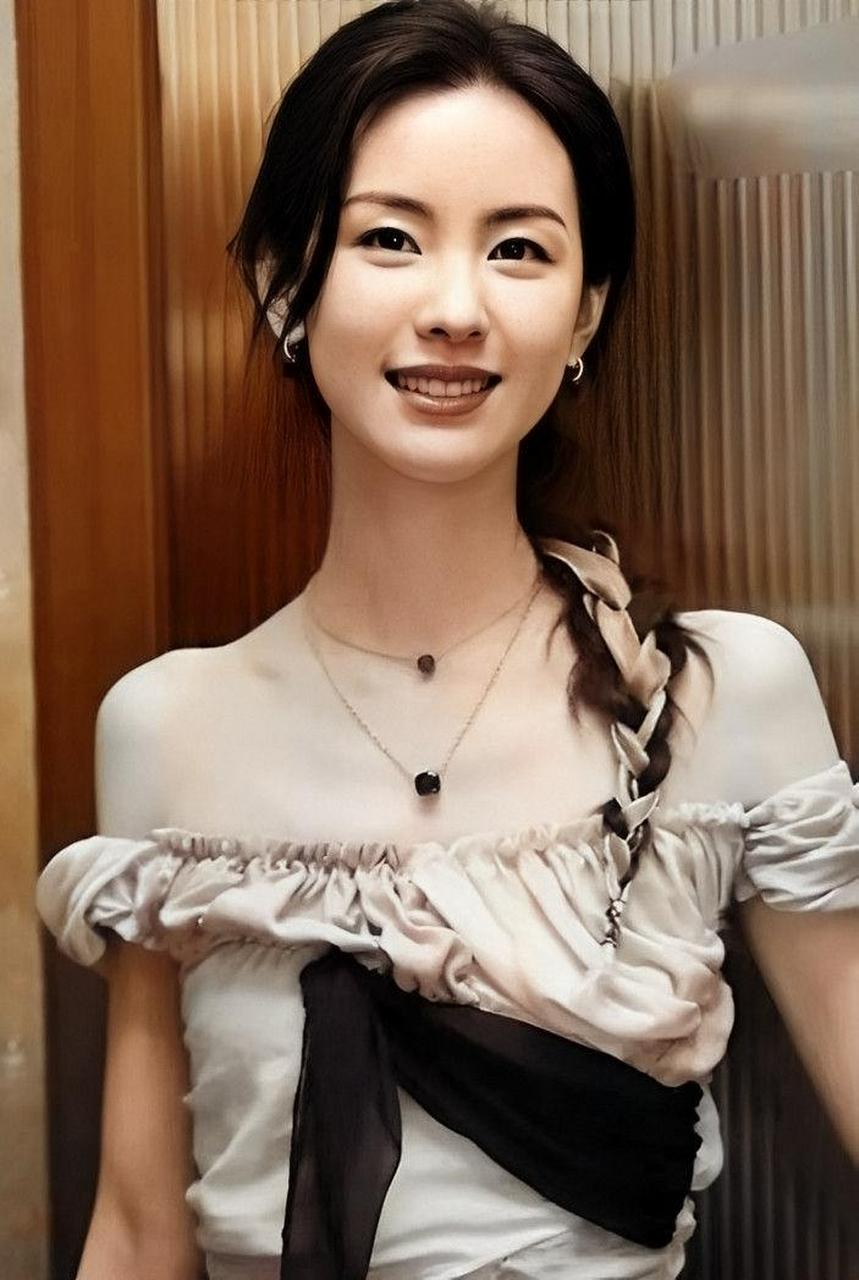 从媒体角度看陈都灵的生活照,她笑起来那么明显卧蚕,整个人干净清爽